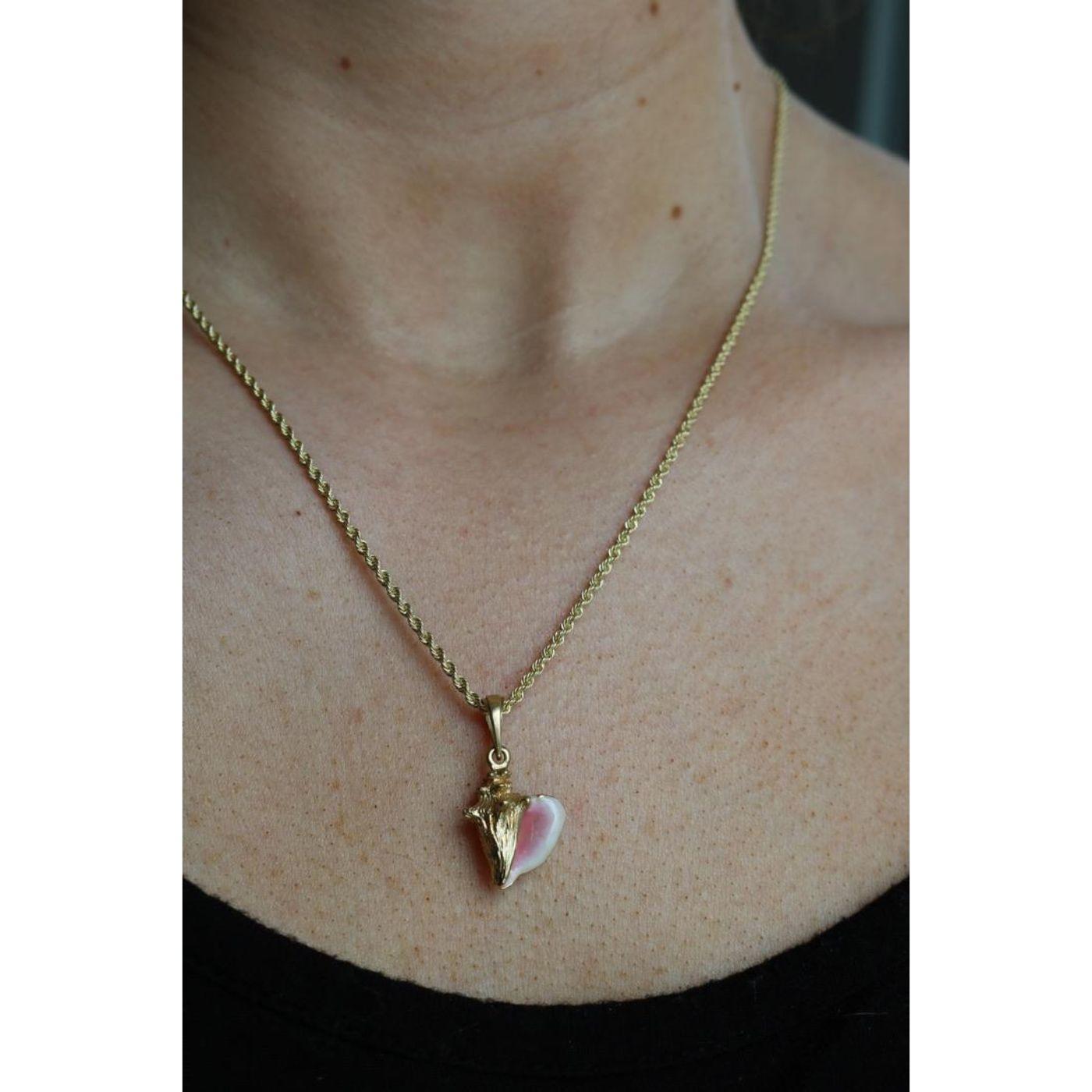 Pendentif en or jaune 14K avec breloque en émail en forme de coquille de conque 3D en vente 3