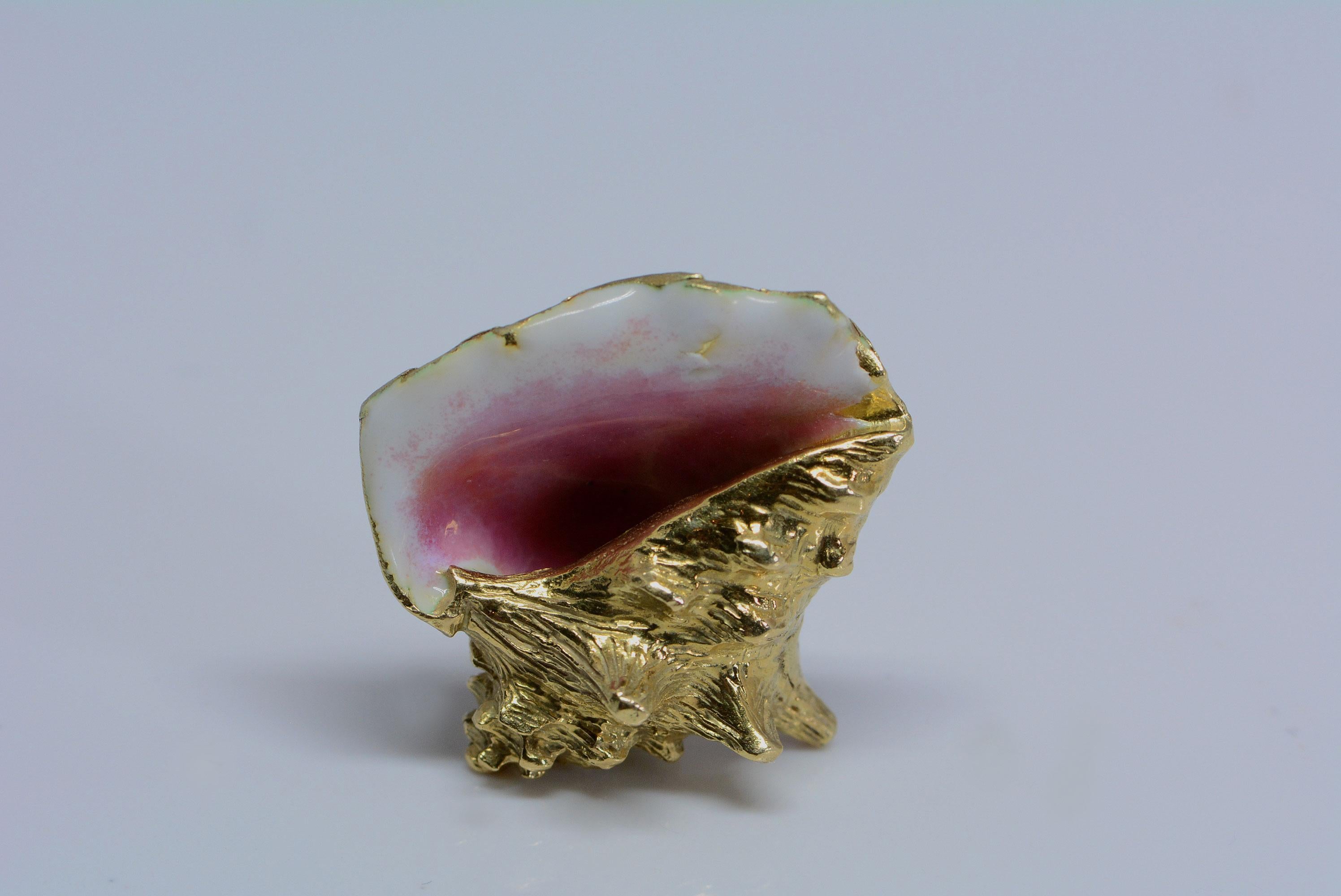 Enamel Conch Shell Pendant-Charm 14 Karat Gold In Good Condition For Sale In Aurora, Ontario