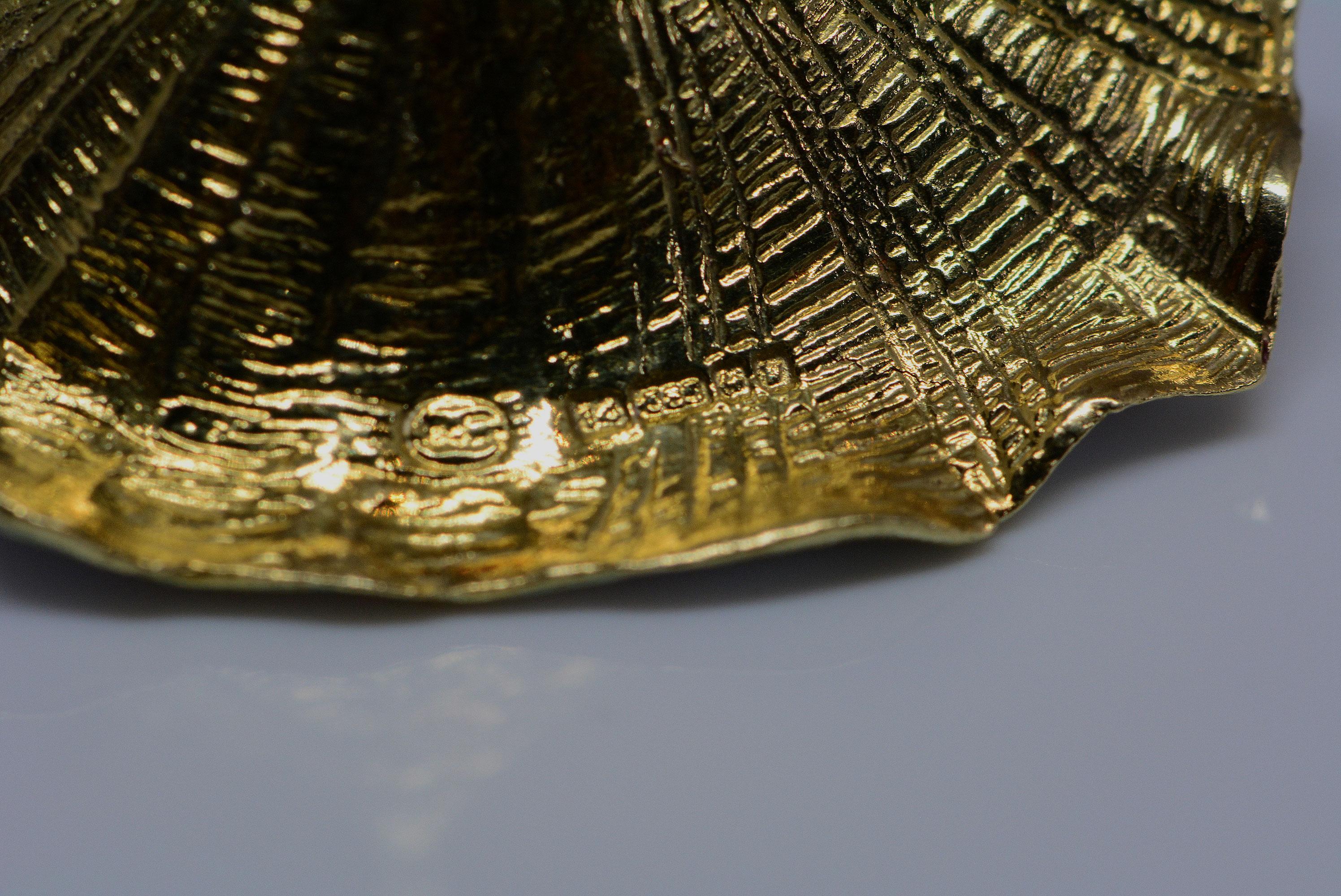 Women's or Men's Enamel Conch Shell Pendant-Charm 14 Karat Gold For Sale