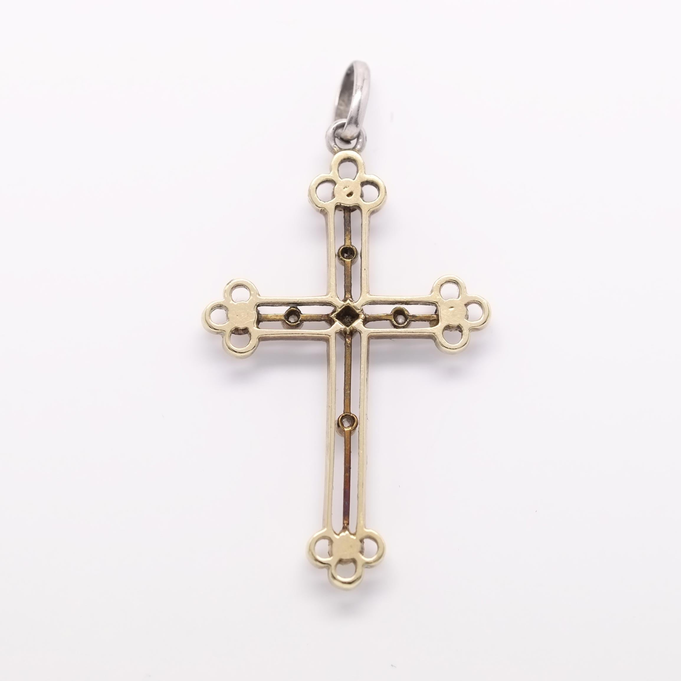 Cross pendant created at the beginning of the XX century. A goldsmithing masterpiece, it owes its beauty to the artistic skills of its creator. A particular sensitivity has been translated into a cross that at first glance is linear and discreet