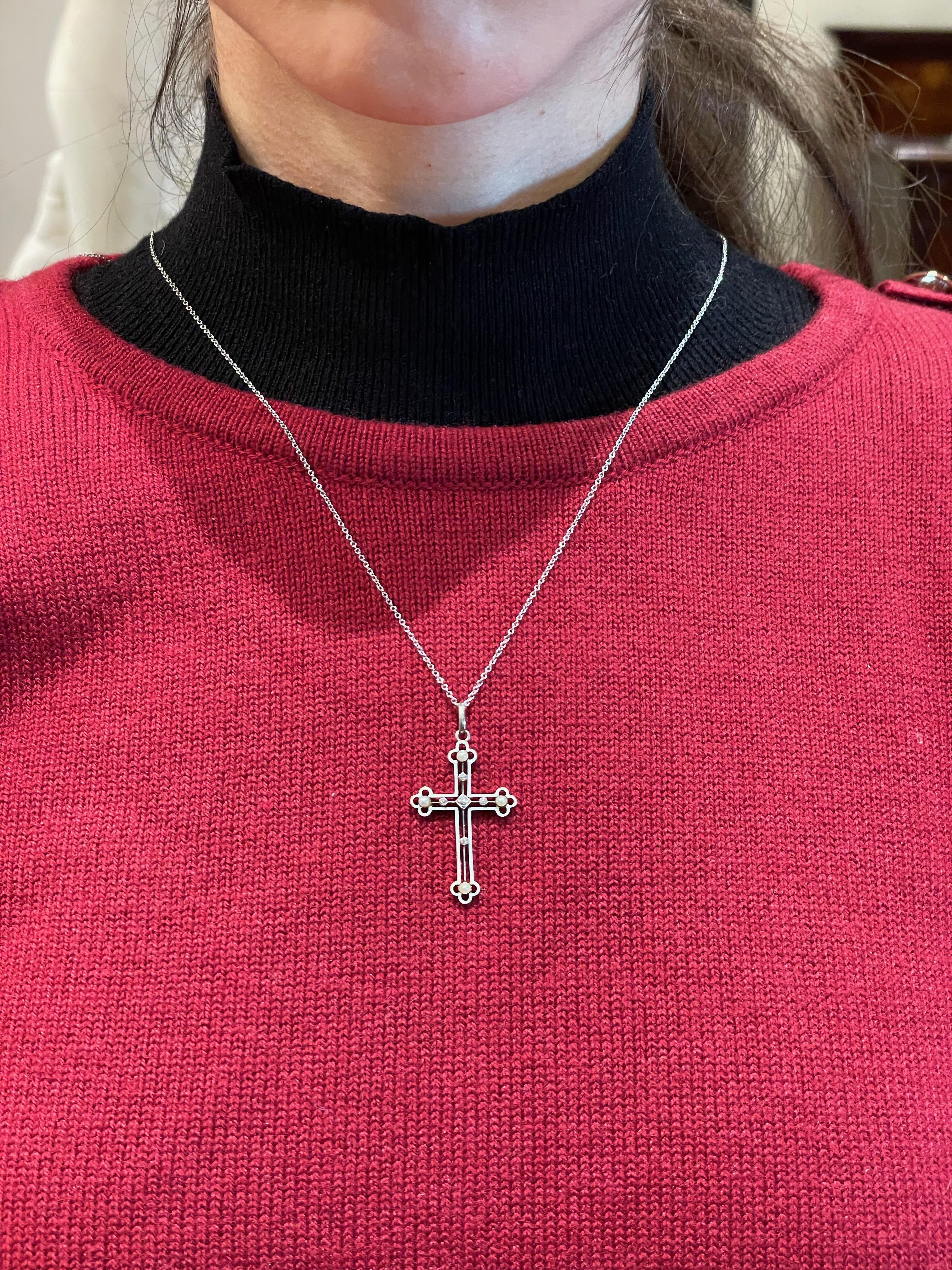 Pendentif en forme de croix créé au début du XXe siècle. Chef-d'œuvre d'orfèvrerie, il doit sa beauté aux compétences artistiques de son créateur. Une sensibilité particulière s'est traduite par une croix qui, à première vue, est linéaire et