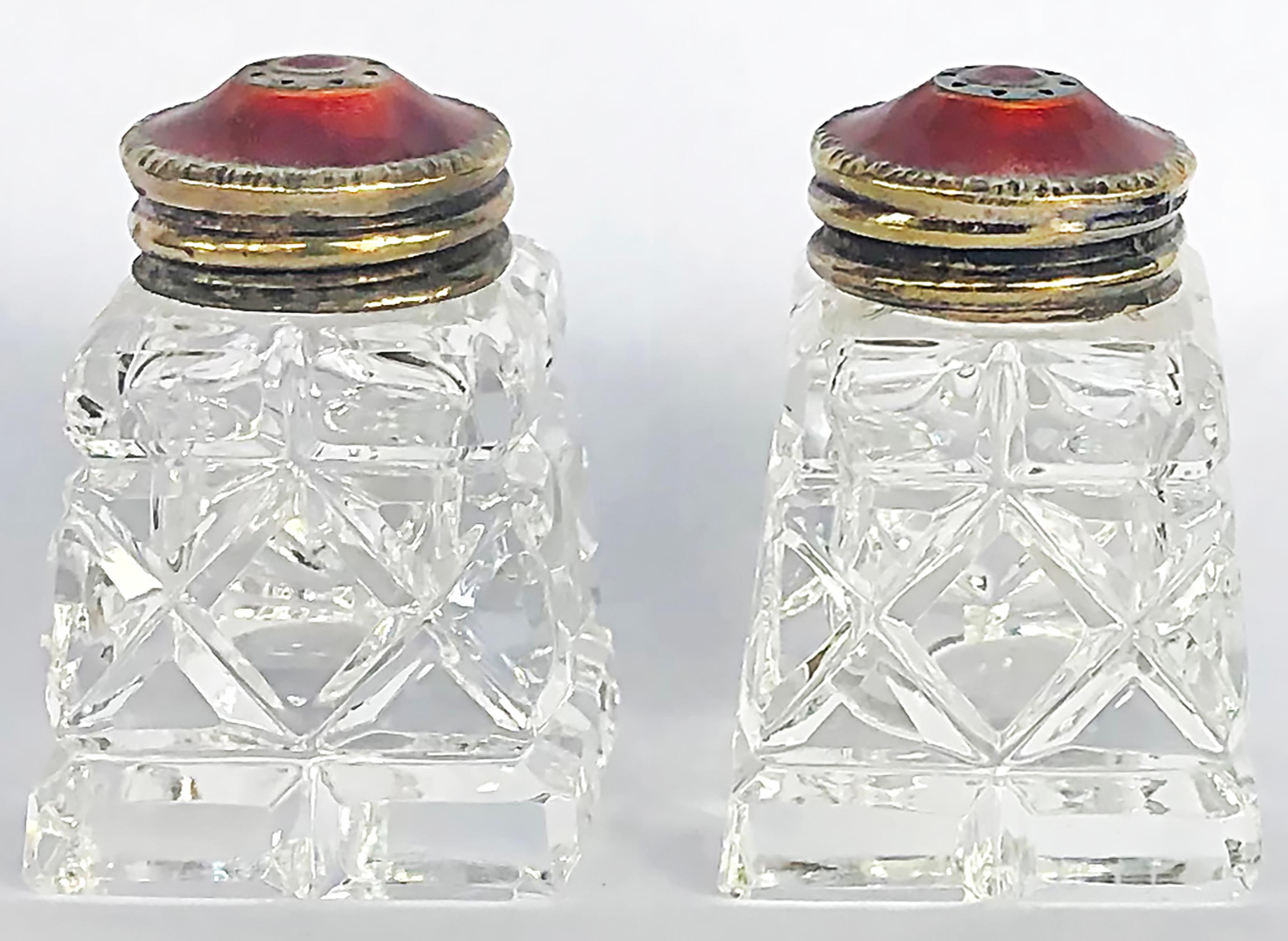 Paar Salz- und Pfefferstreuer aus Emaille, geschliffenem Kristall und Sterlingsilber, Norwegen (Moderne der Mitte des Jahrhunderts)