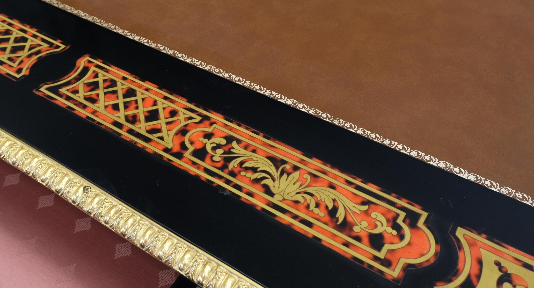 Emaille verzierte französische Louis-Revival-Schreibtisch-Konsole mit Goldbronze-Montierung  (20. Jahrhundert) im Angebot