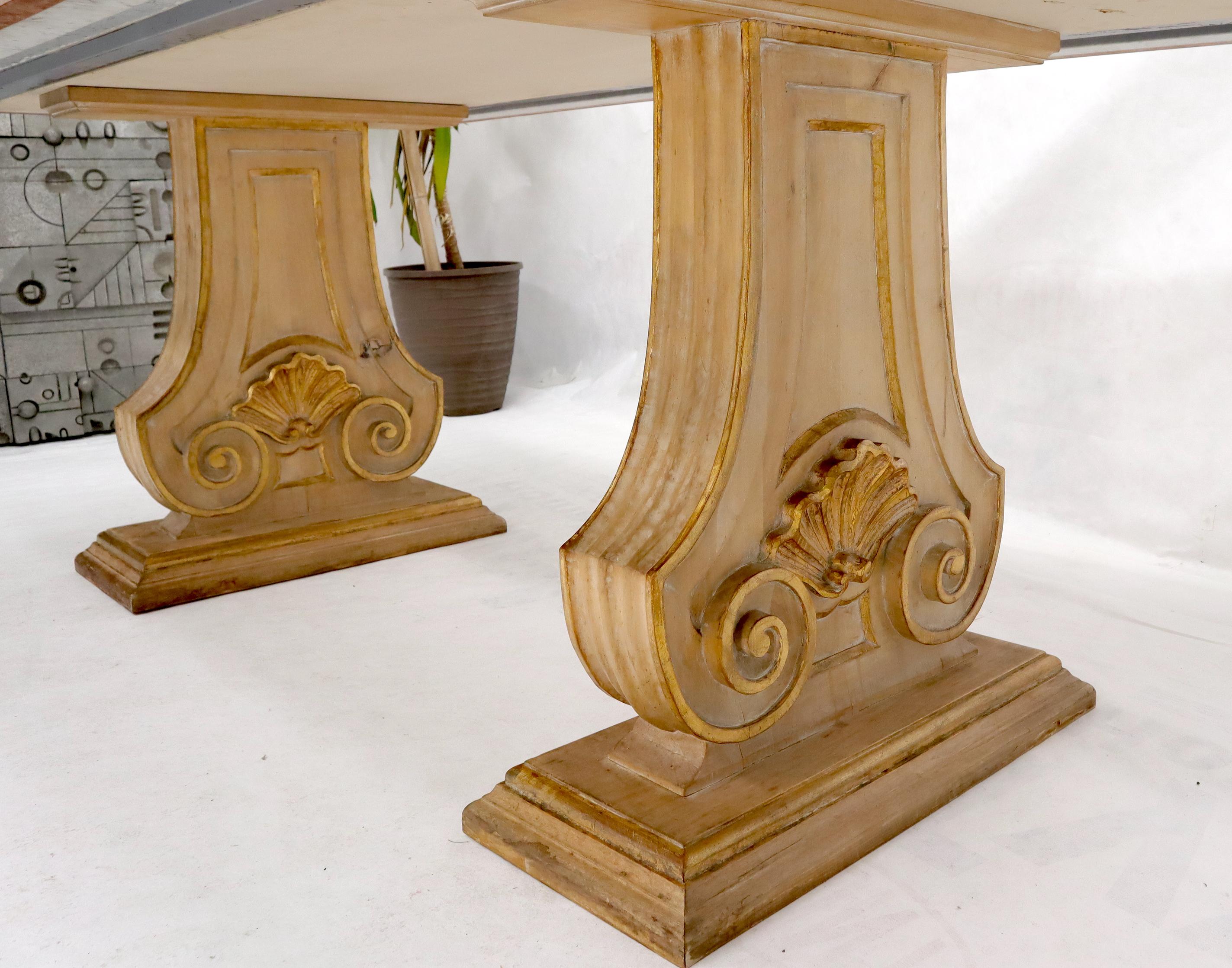 Table de salle à manger à plateau en marbre décoré d'émail sur piédestaux en forme de lyre en or sculpté en vente 3