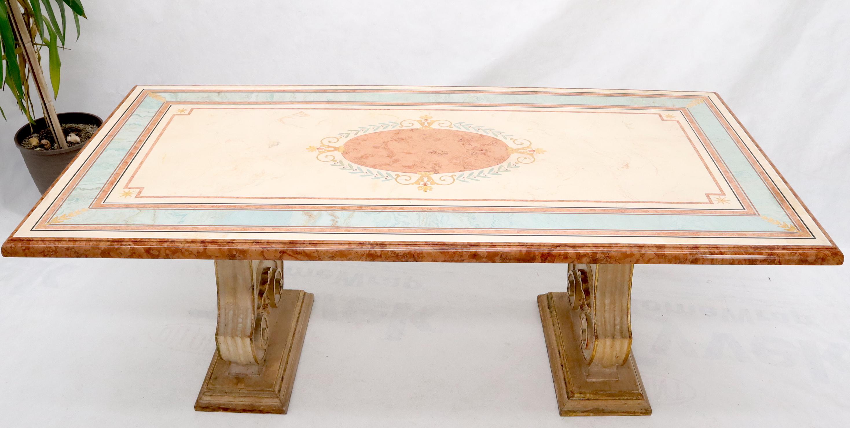 italien Table de salle à manger à plateau en marbre décoré d'émail sur piédestaux en forme de lyre en or sculpté en vente