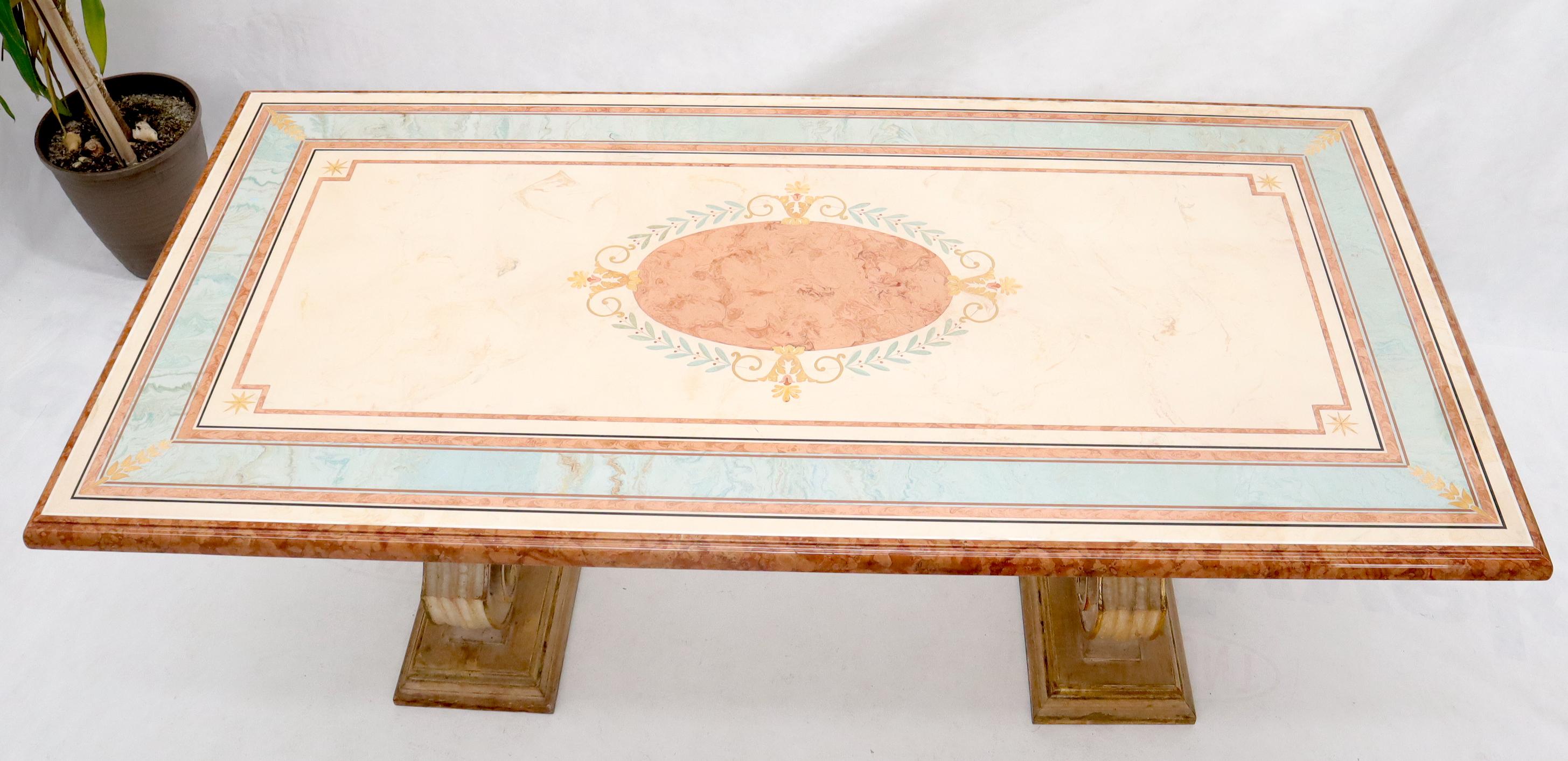 Sculpté Table de salle à manger à plateau en marbre décoré d'émail sur piédestaux en forme de lyre en or sculpté en vente