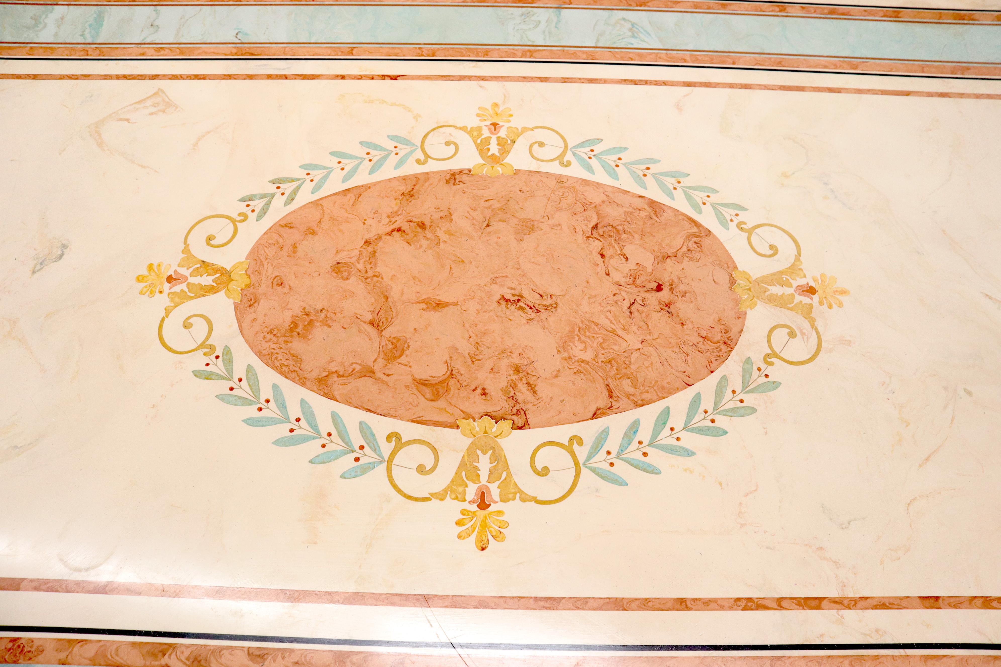 20ième siècle Table de salle à manger à plateau en marbre décoré d'émail sur piédestaux en forme de lyre en or sculpté en vente