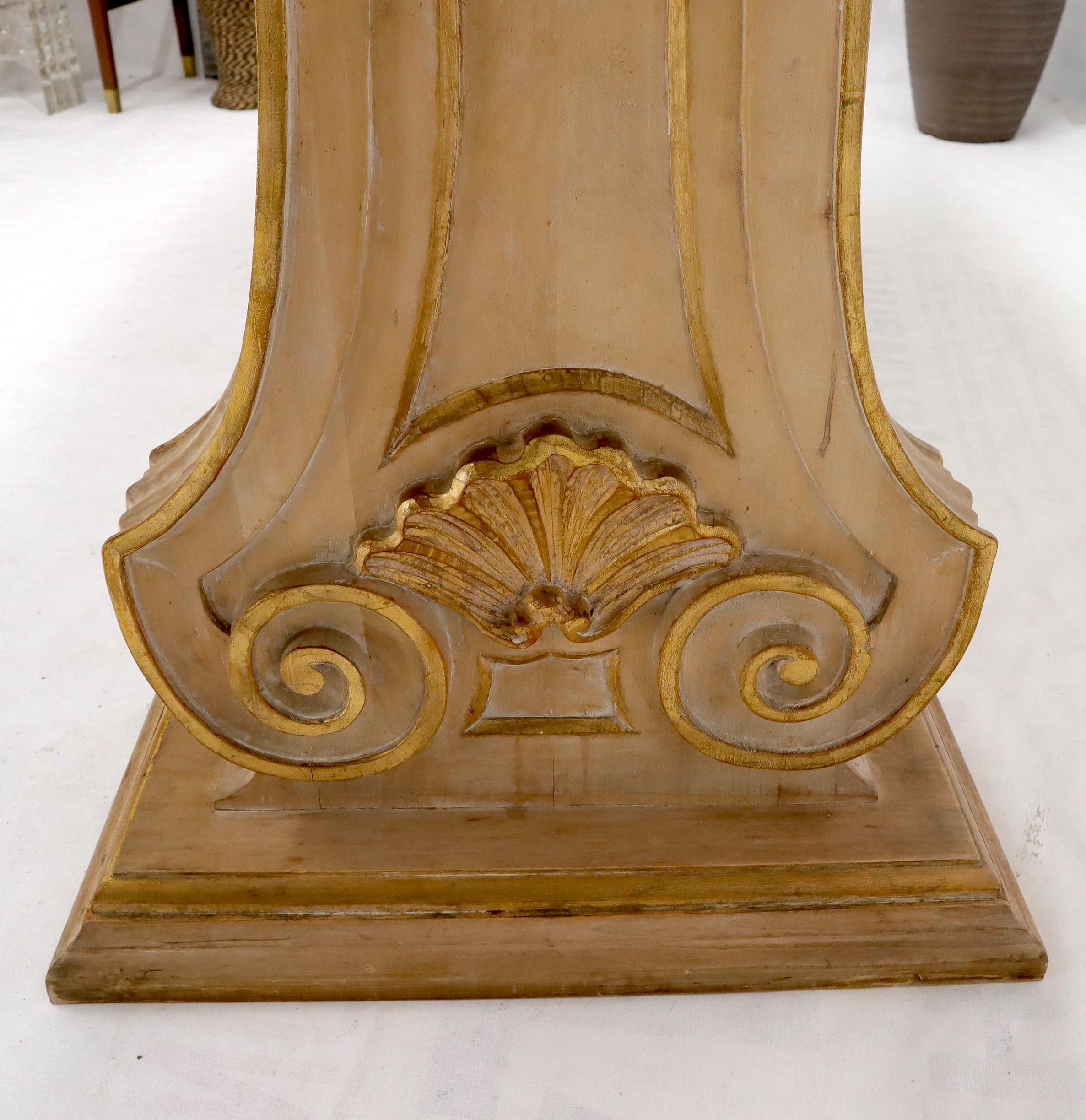 Marbre Table de salle à manger à plateau en marbre décoré d'émail sur piédestaux en forme de lyre en or sculpté en vente