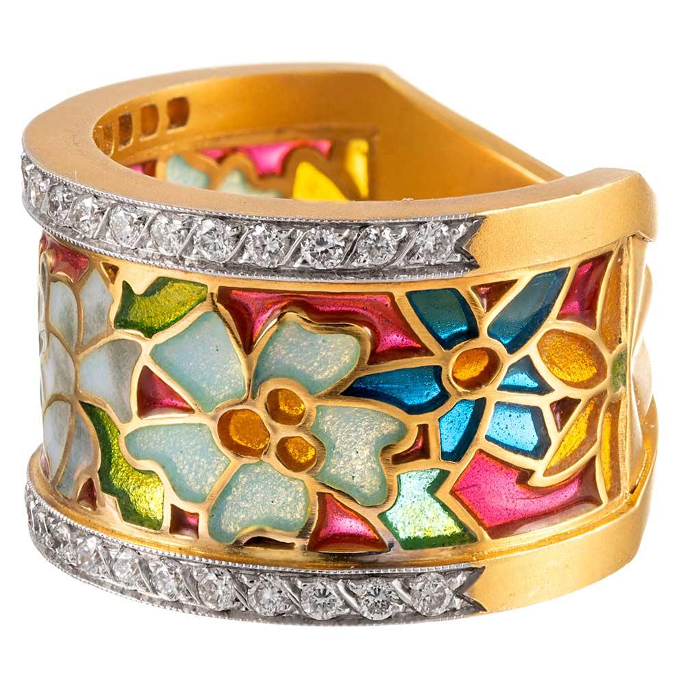 Since 1839, Masriera has been creating ultra-feminine fine jewelry with a unique style that is exclusive to this esteemed brand. Devotees immediately recognize the hallmarks of these timeless art nouveau-inspired accessories: sandblasted 18 karat