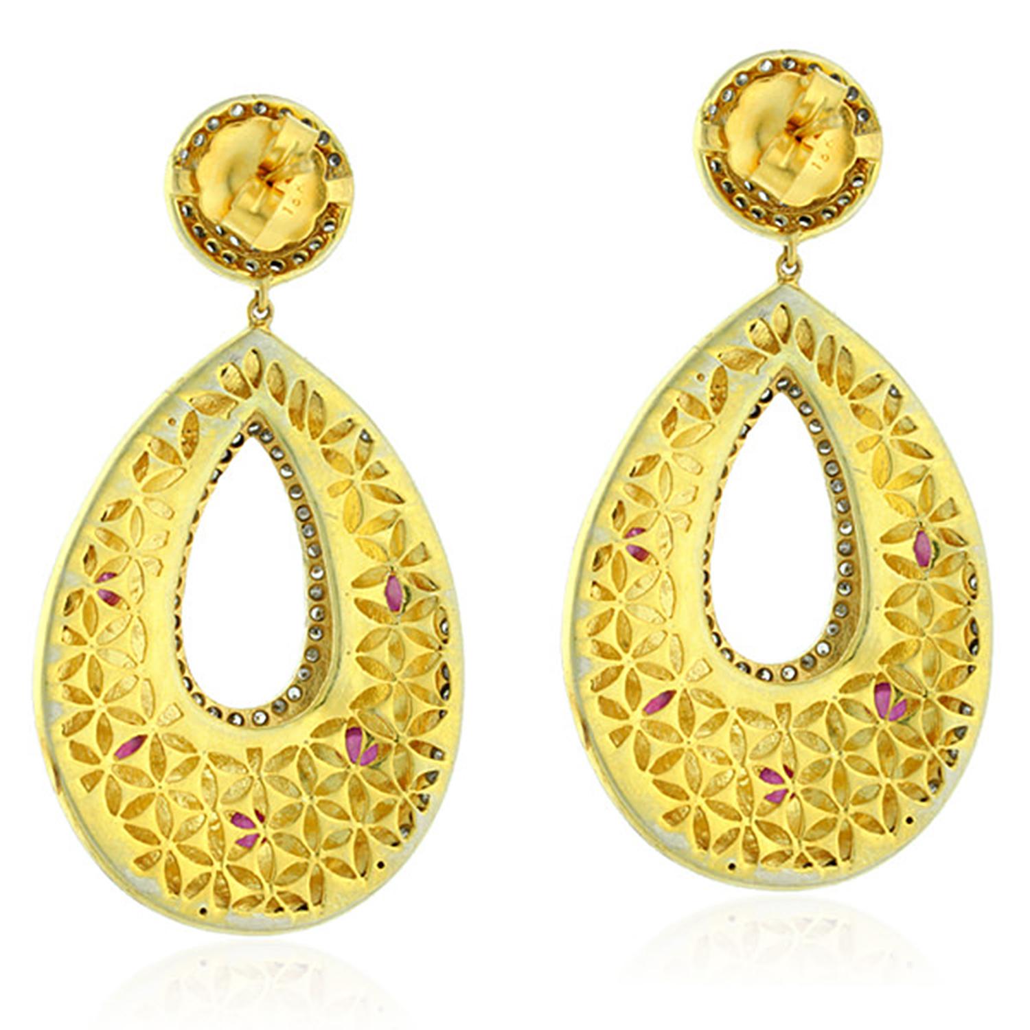 Fundición de oro de 18 quilates y plata de ley. Estos preciosos pendientes de esmalte están engastados a mano con 4,3 quilates de rubí y 2,6 quilates de brillantes diamantes.

SEGUIR  escaparate de MEGHNA JEWELS para ver la última colección y piezas