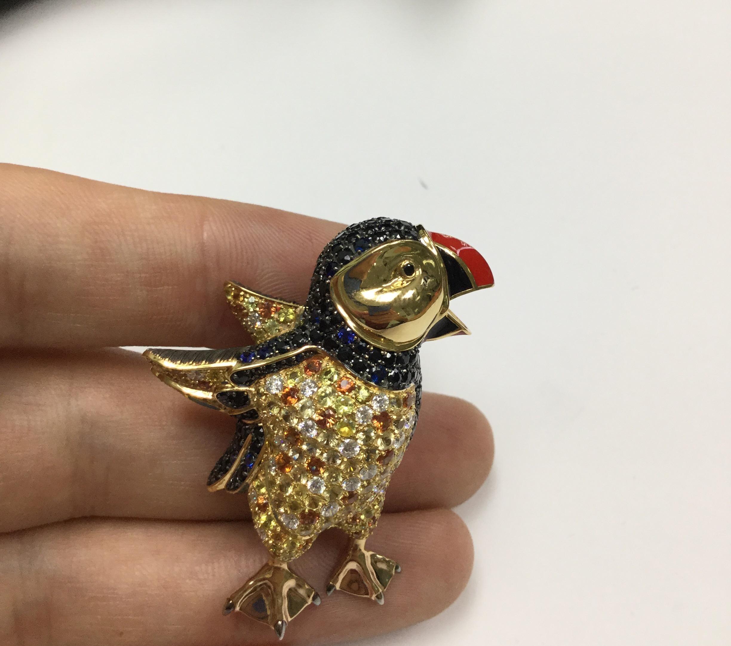 Brosche mit Puffinvogel aus 18 Karat Gelbgold mit Emaille und Diamanten im Saphirschliff (Zeitgenössisch) im Angebot