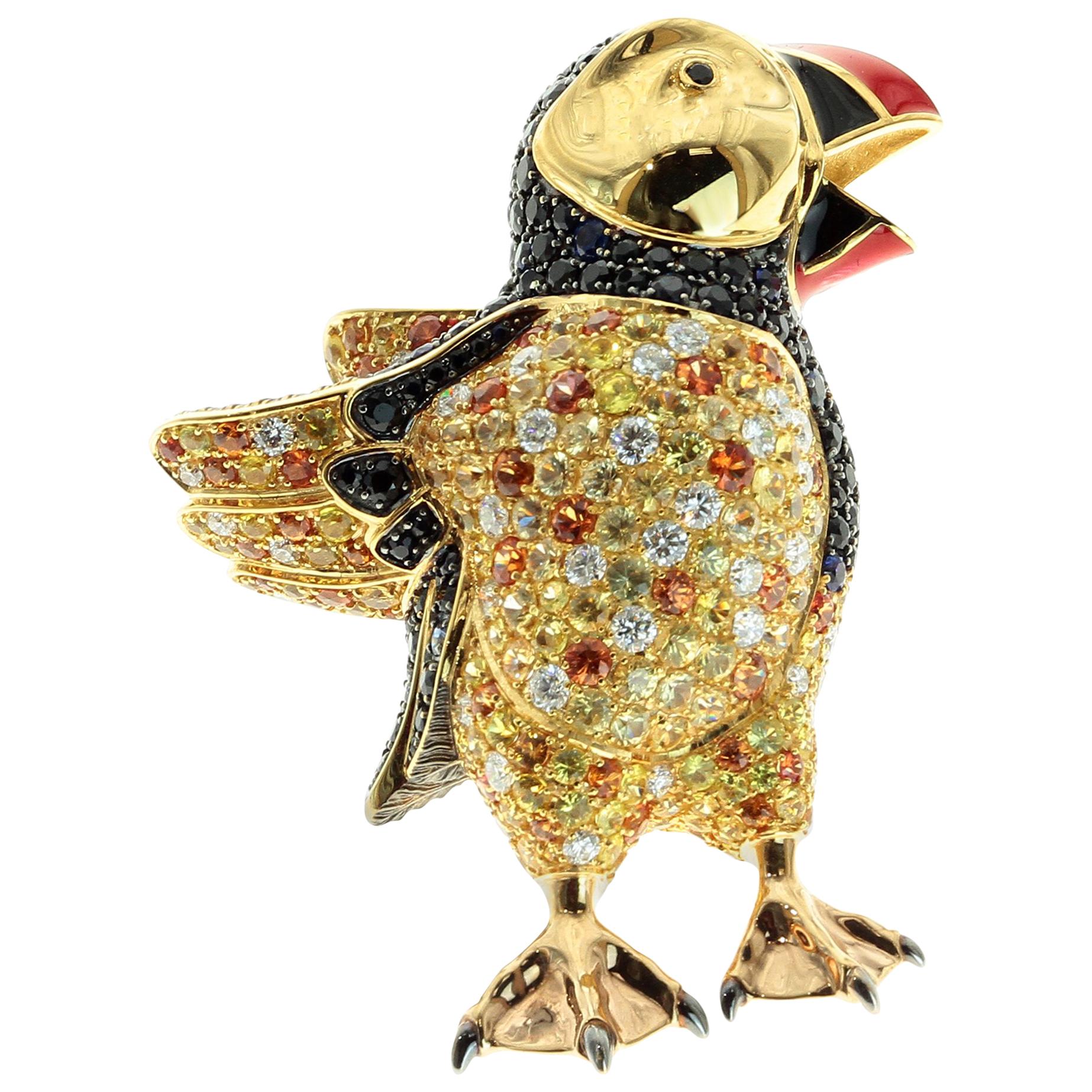 Brosche mit Puffinvogel aus 18 Karat Gelbgold mit Emaille und Diamanten im Saphirschliff im Angebot