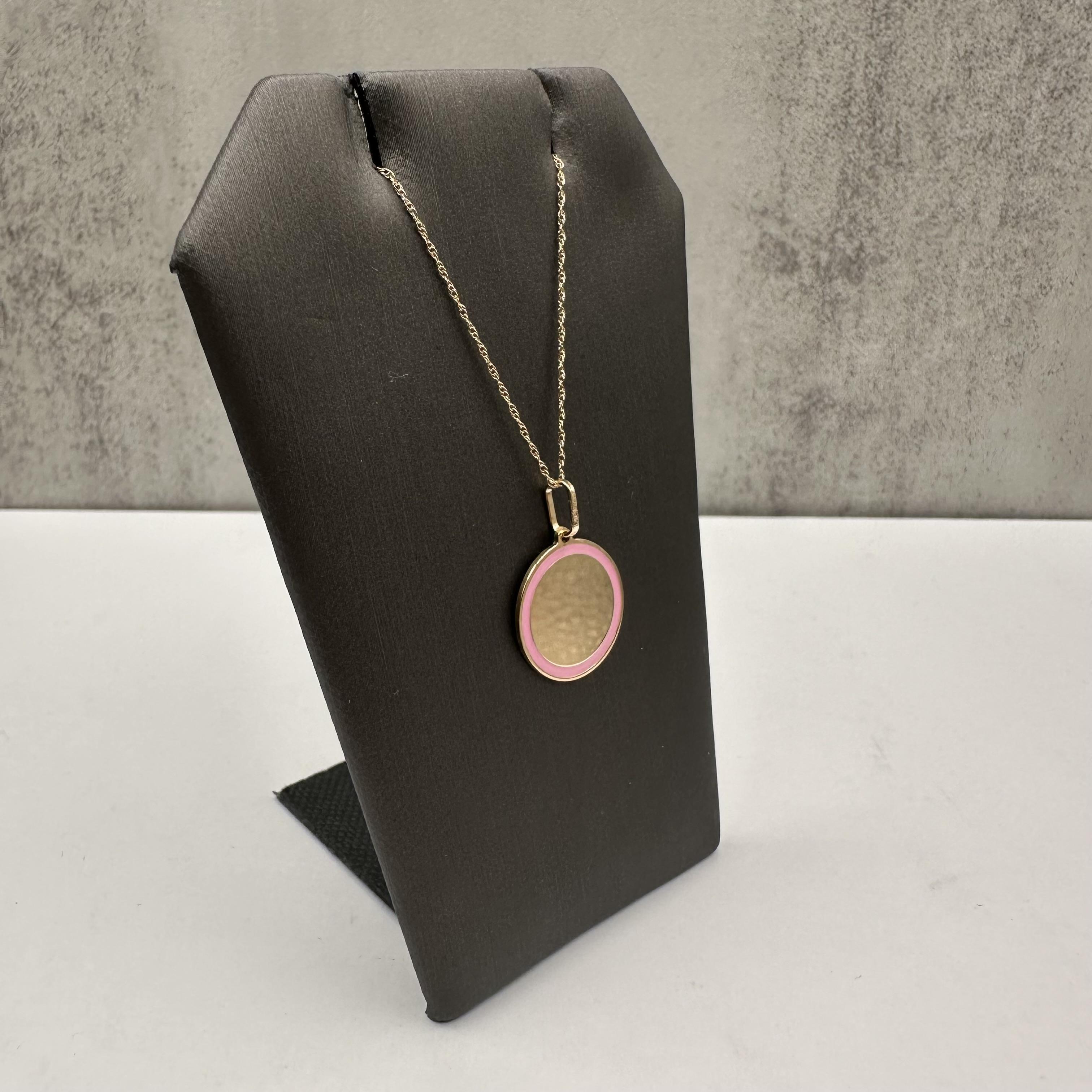 Aggiungi un tocco giocoso ed elegante alla tua collezione di gioielli con questa collana a disco con smalto, realizzata in oro giallo 14 carati. Il ciondolo presenta una delicata finitura in smalto rosa, che crea un look morbido e vibrante, perfetto