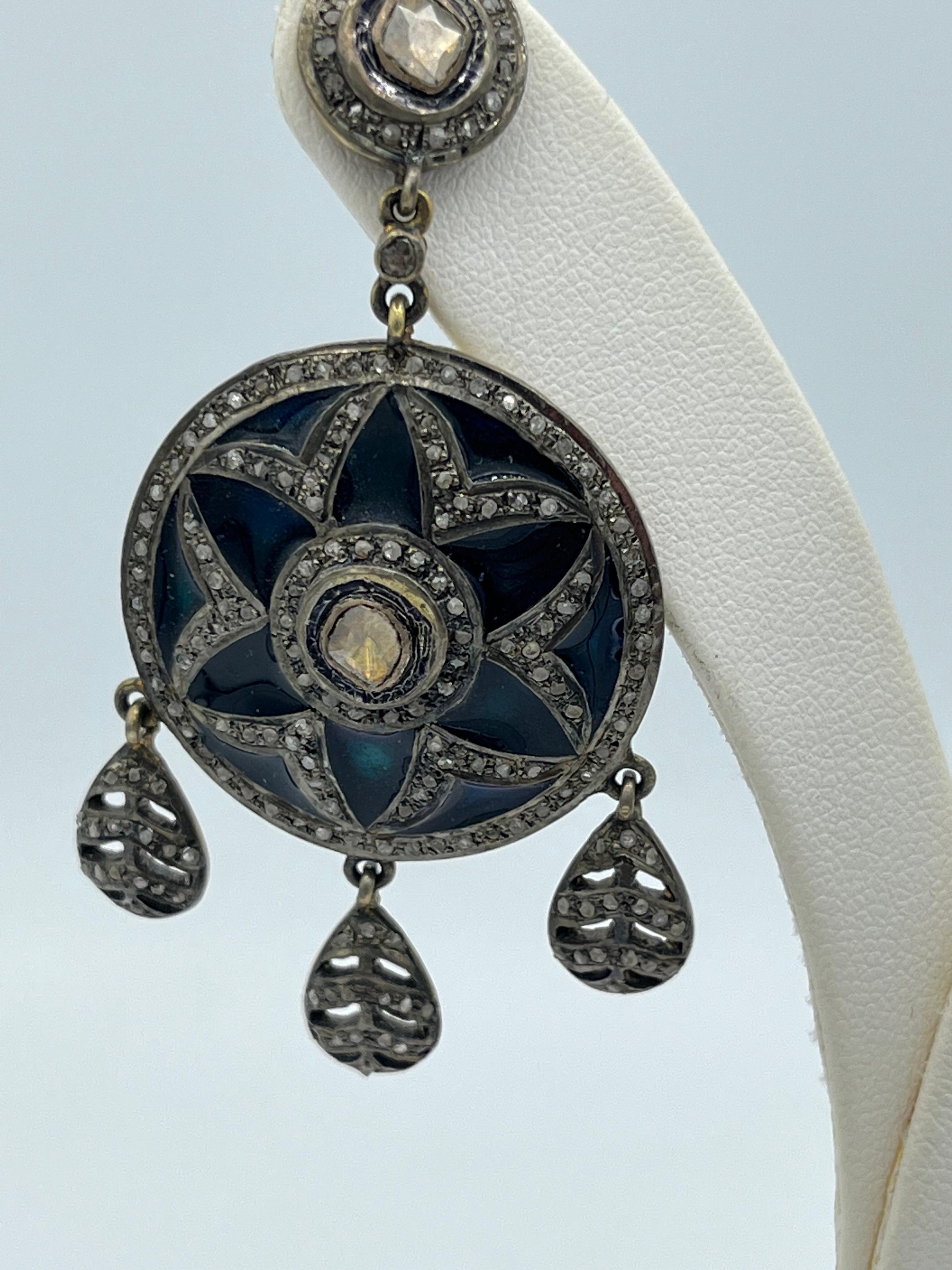 argent 925 er
émail bleu 
diamants de taille ancienne ca. 2,5 ct
30,7 grammes
6 cm de long
sur le dessus, 1 cm de diamètre
diamètre moyen de 3 cm
toutes les pièces sont mobiles