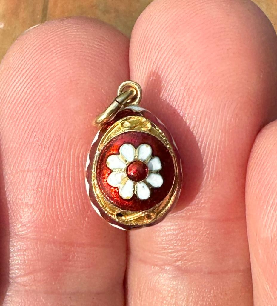 Enamel Easter Egg Pendant Necklace Charm 18 Karat Gold Red White Flower Motif  For Sale 3