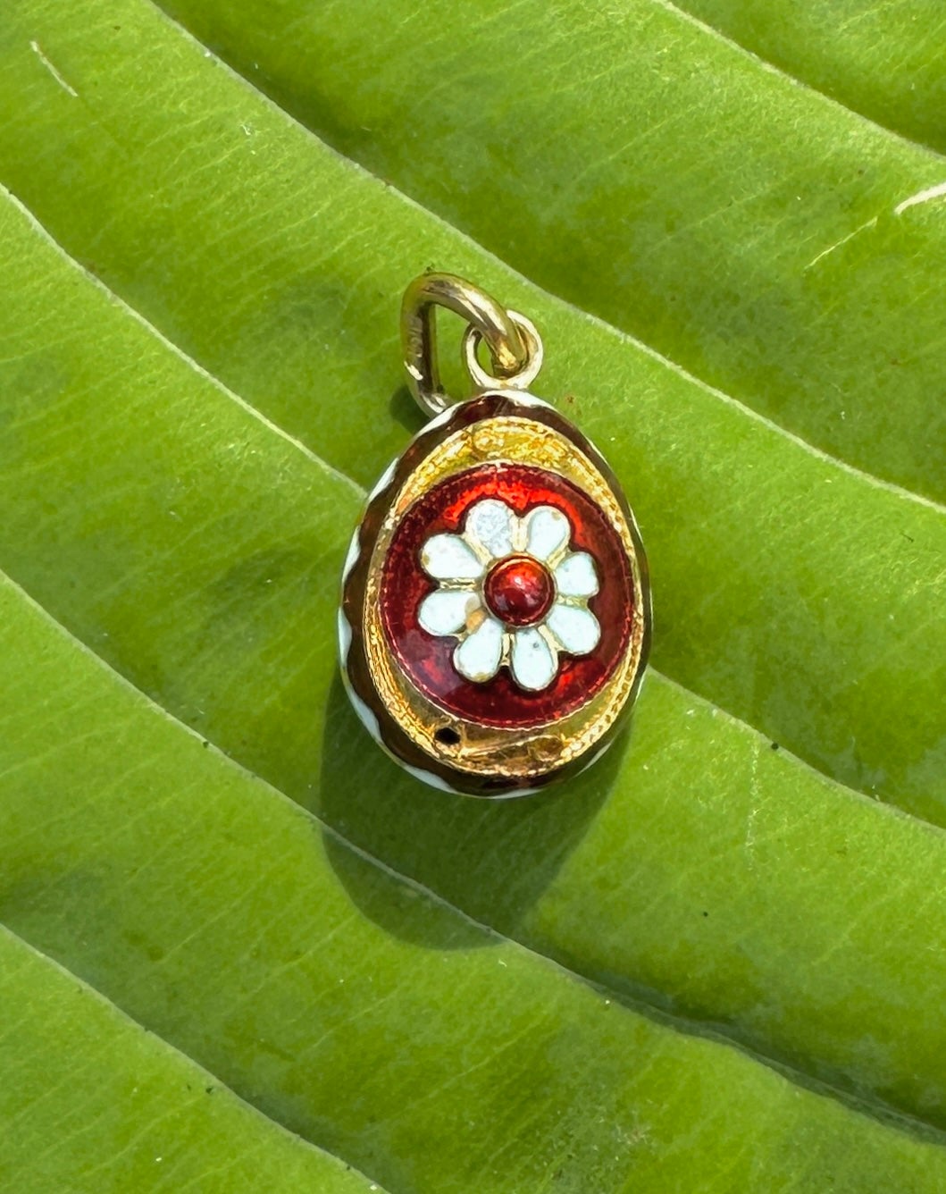 Pendentif collier breloque œuf de Pâques en or 18 carats avec motif de fleurs blanches et rouges  Excellent état - En vente à New York, NY