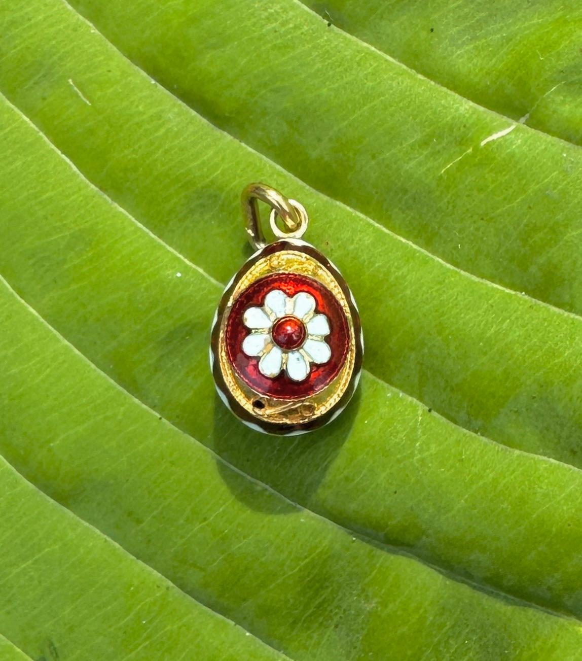Enamel Easter Egg Pendant Necklace Charm 18 Karat Gold Red White Flower Motif  In Excellent Condition For Sale In New York, NY