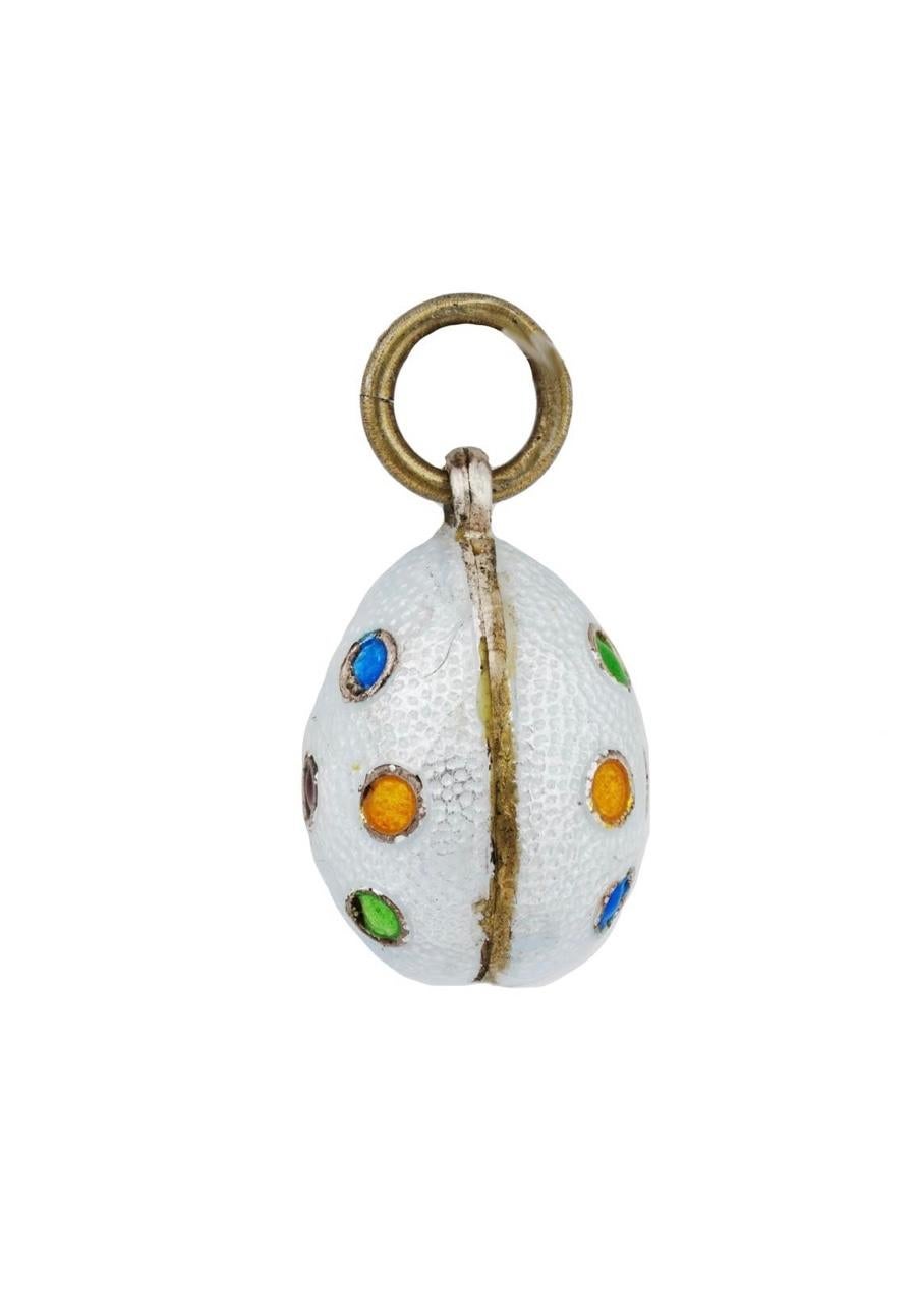 Voici un magnifique œuf de Pâques ancien en émail argenté, avec un magnifique émail blanc guilloché et un merveilleux motif de points polychromes. L'œuf est poinçonné avec le standard d'argent russe 88 et une marque de fabricant que je ne peux pas