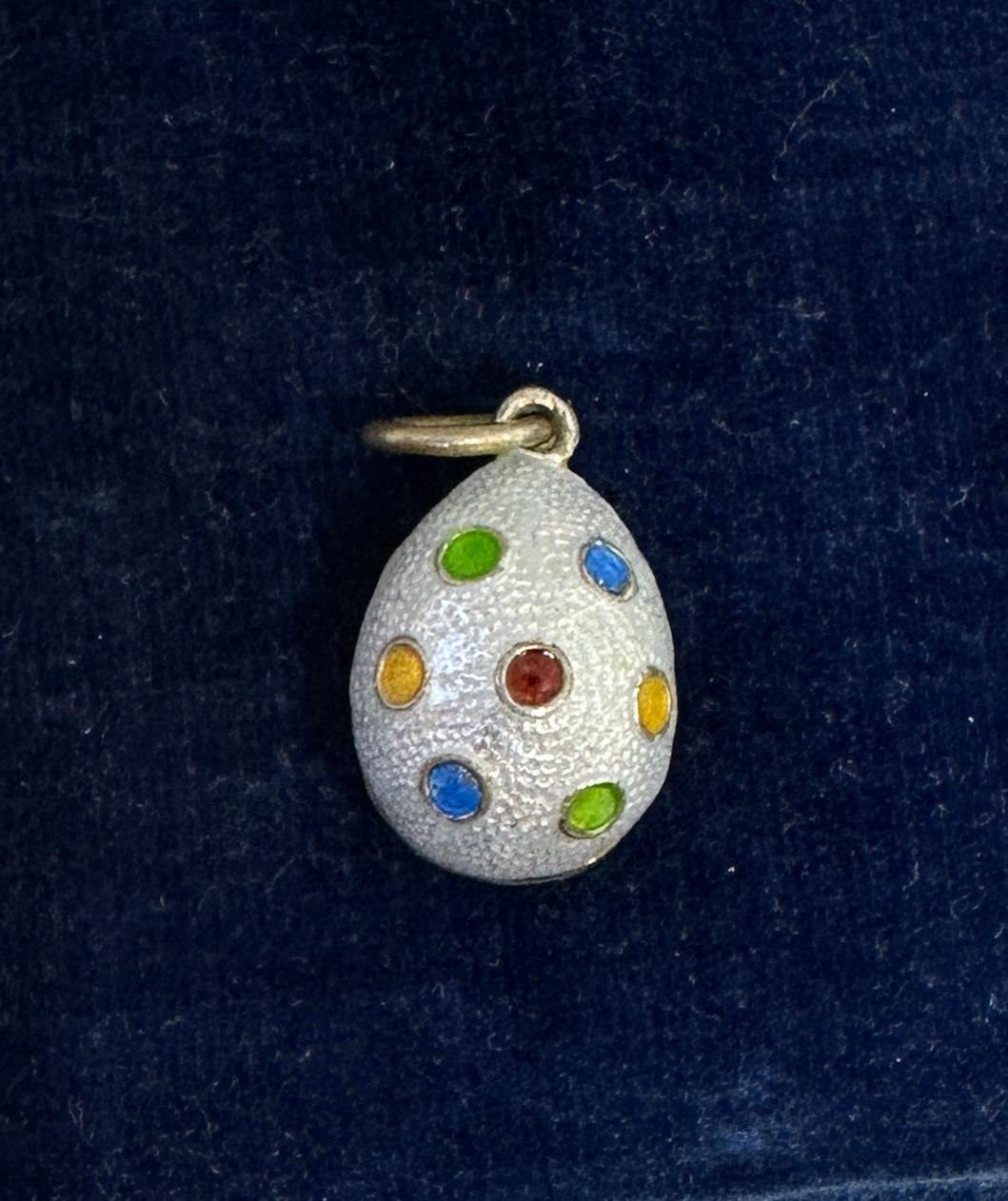 Art nouveau Collier pendentif œuf de Pâques en émail et breloque à pois polychromes russes en vente
