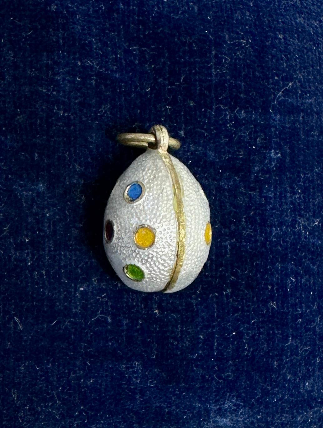 Collier pendentif œuf de Pâques en émail et breloque à pois polychromes russes Unisexe en vente