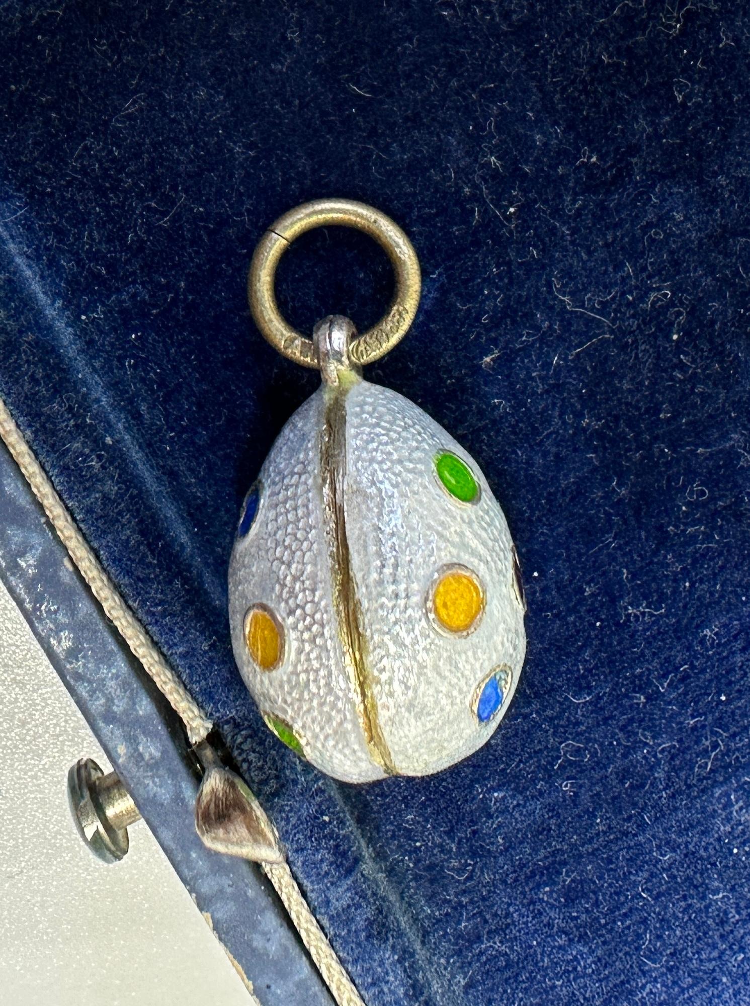 Collier pendentif œuf de Pâques en émail et breloque à pois polychromes russes en vente 1