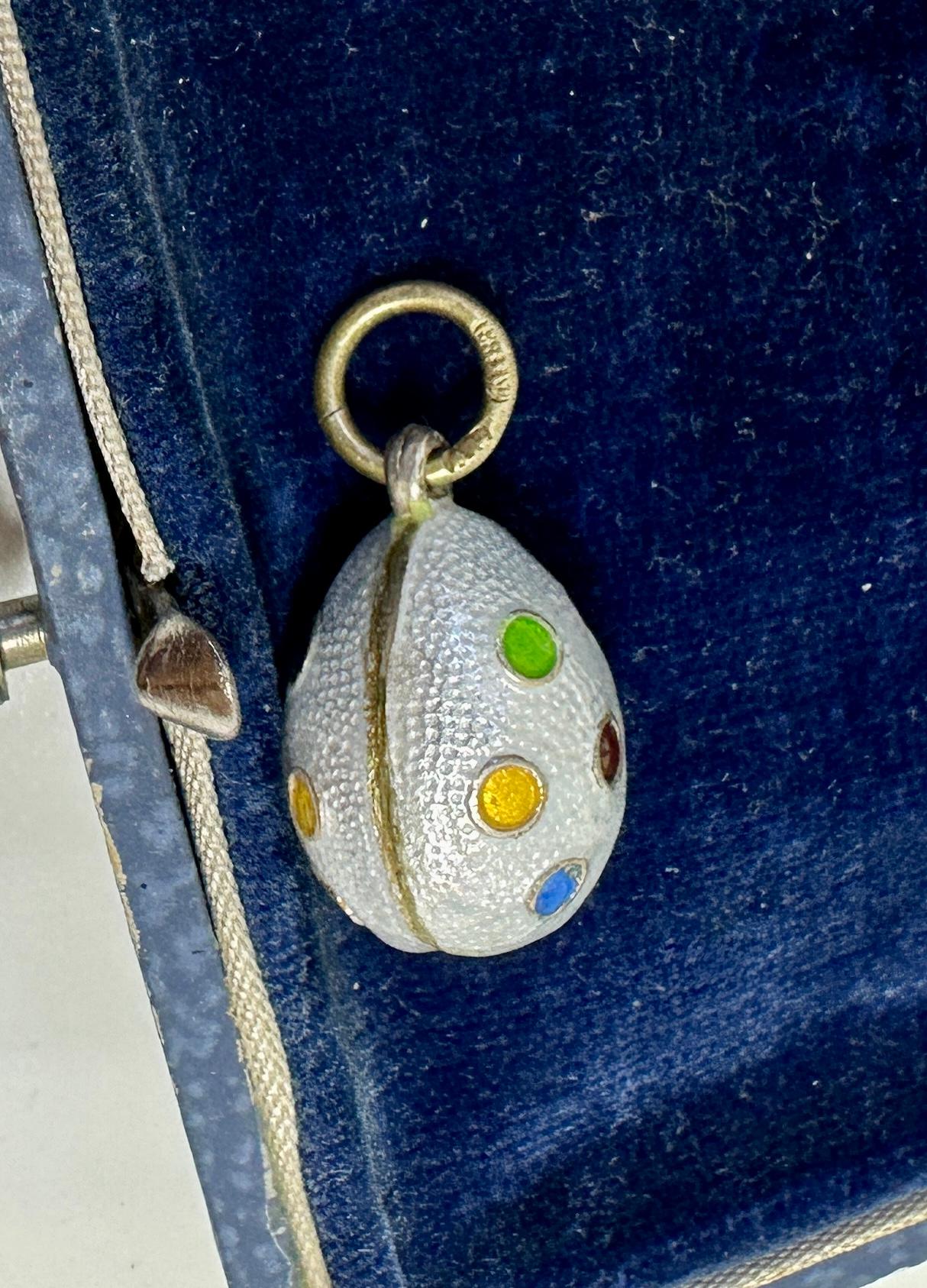 Collier pendentif œuf de Pâques en émail et breloque à pois polychromes russes en vente 2
