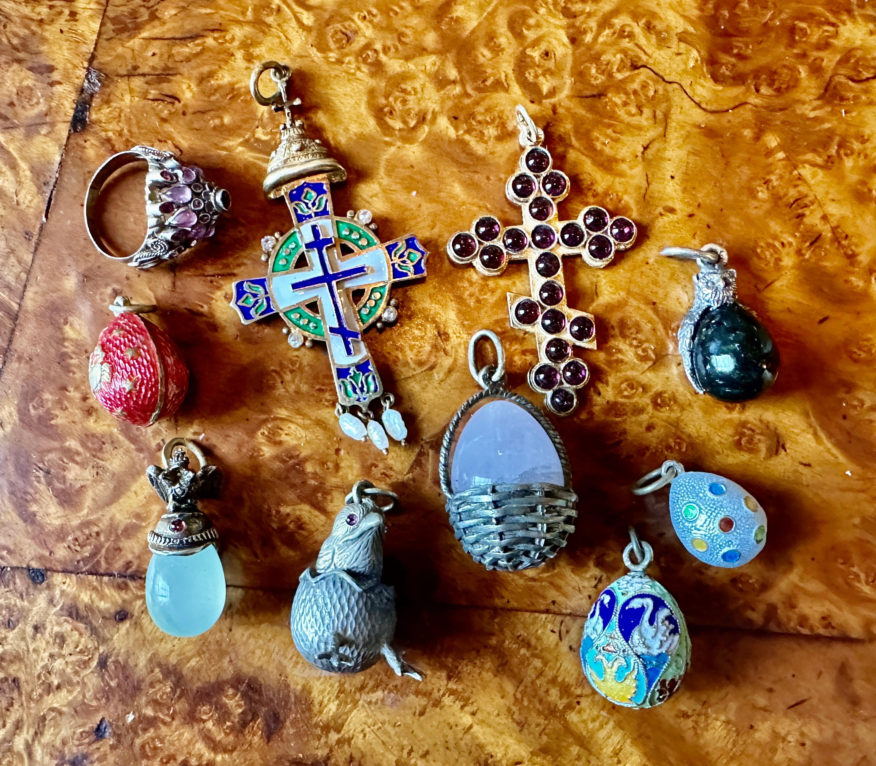 Collier pendentif œuf de Pâques en émail et breloque à pois polychromes russes en vente 4
