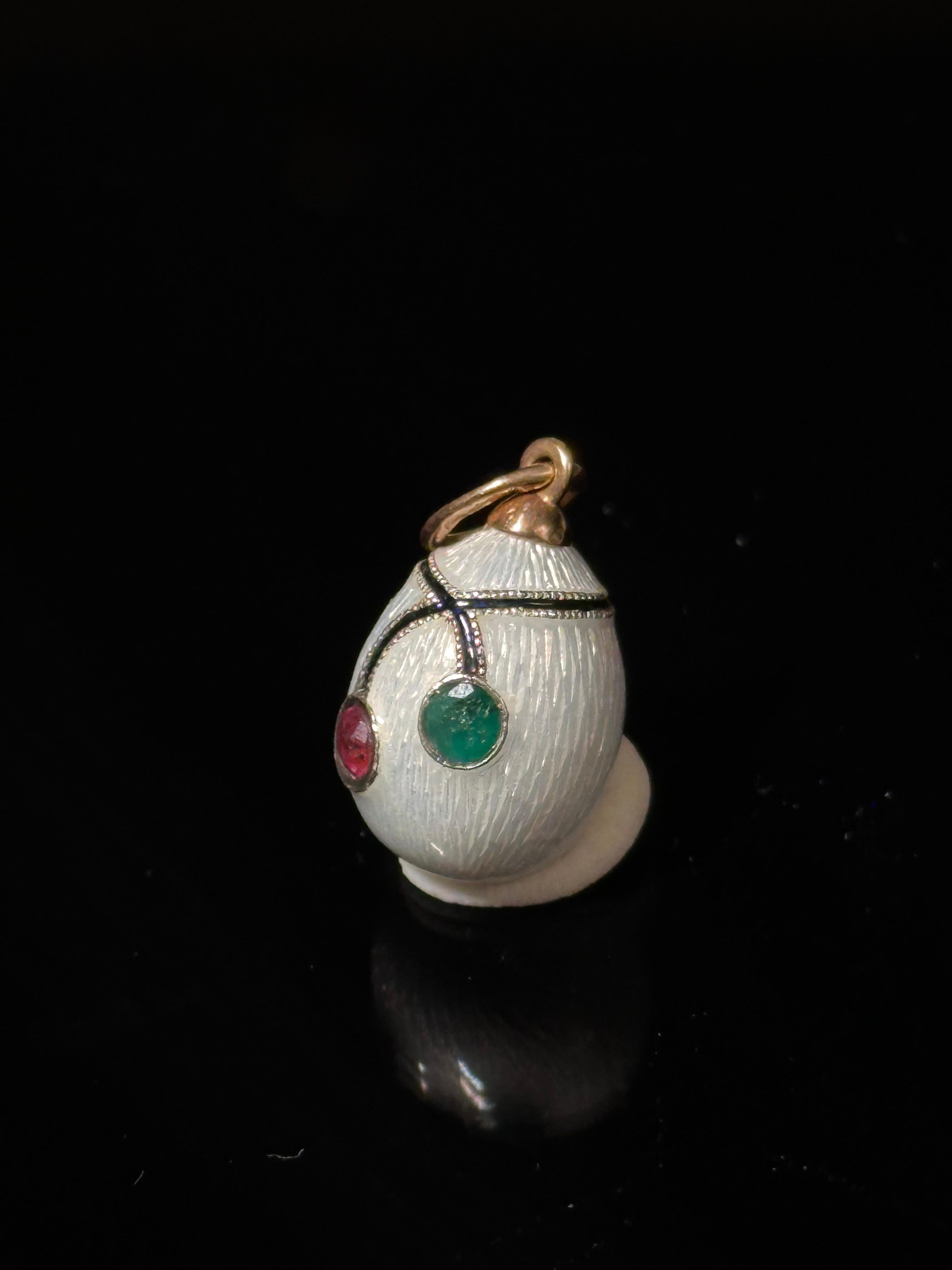 Colgante Huevo Esmaltado Oro 18k Plata Rubí Esmeralda Arte Ruso estilo Faberge Corte cojín antiguo