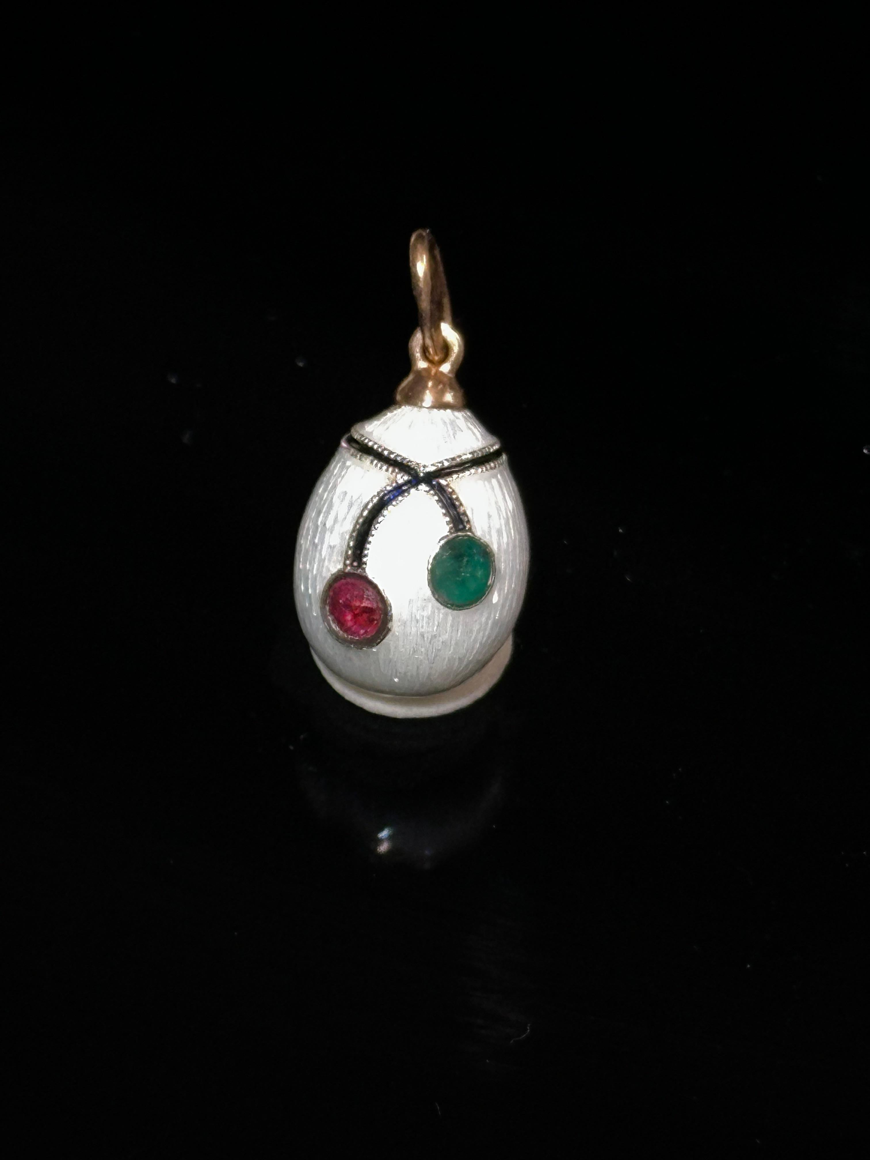 Colgante Huevo Esmaltado Oro 18k Plata Rubí Esmeralda Arte Ruso estilo Faberge en Bueno Estado en Mārupe, LV