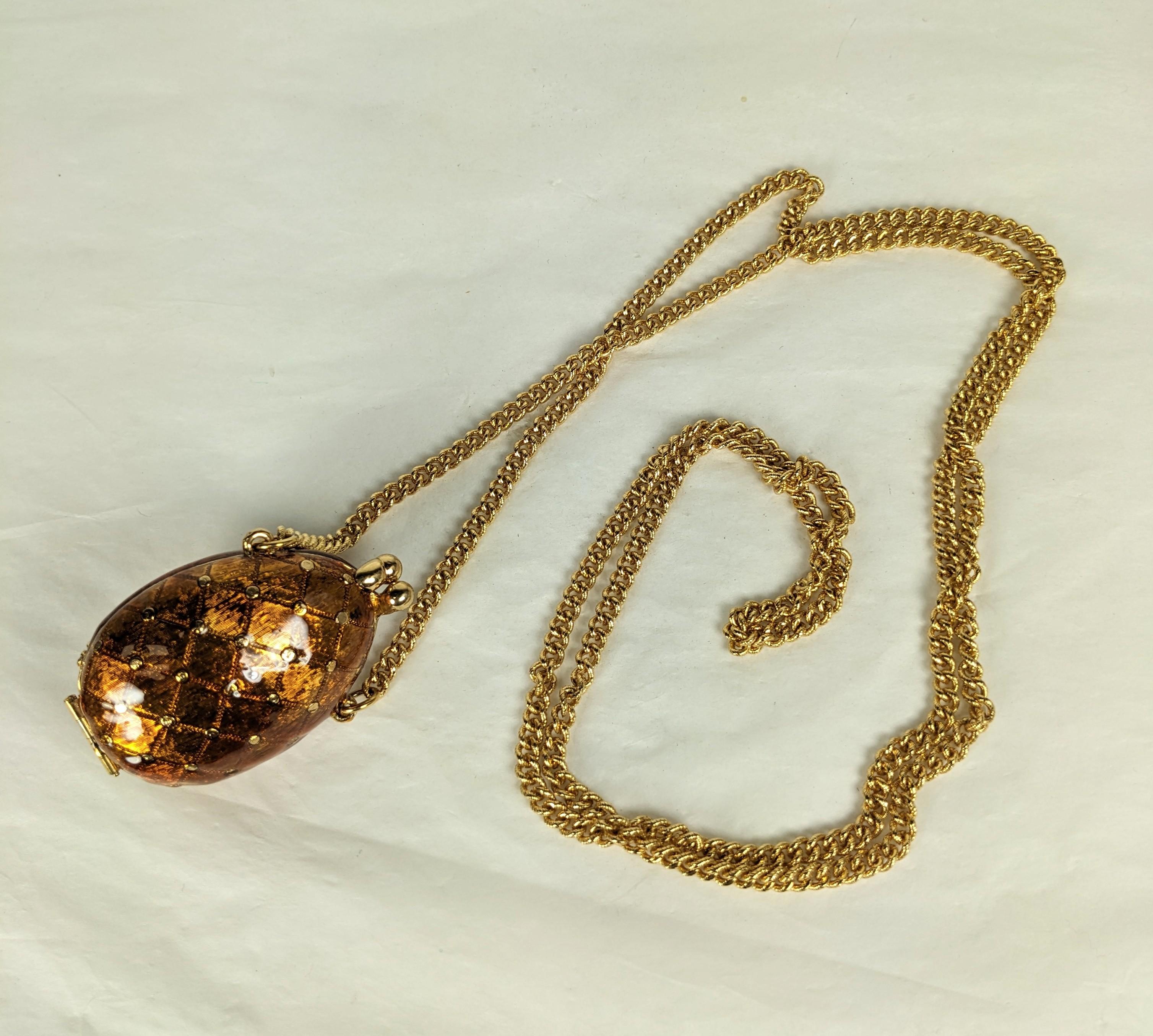 Artisan Faberge, médaillon pendentif œuf de Pâques en émail en vente
