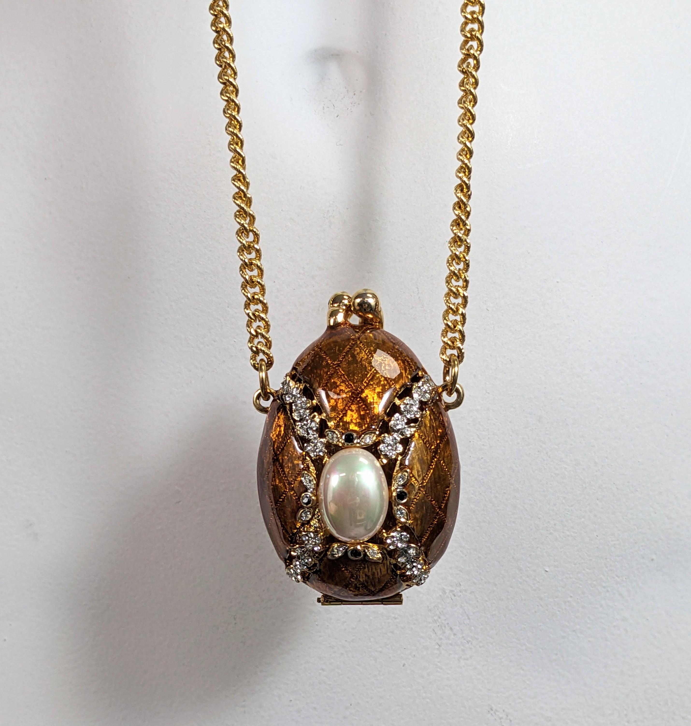 Faberge, médaillon pendentif œuf de Pâques en émail Unisexe en vente