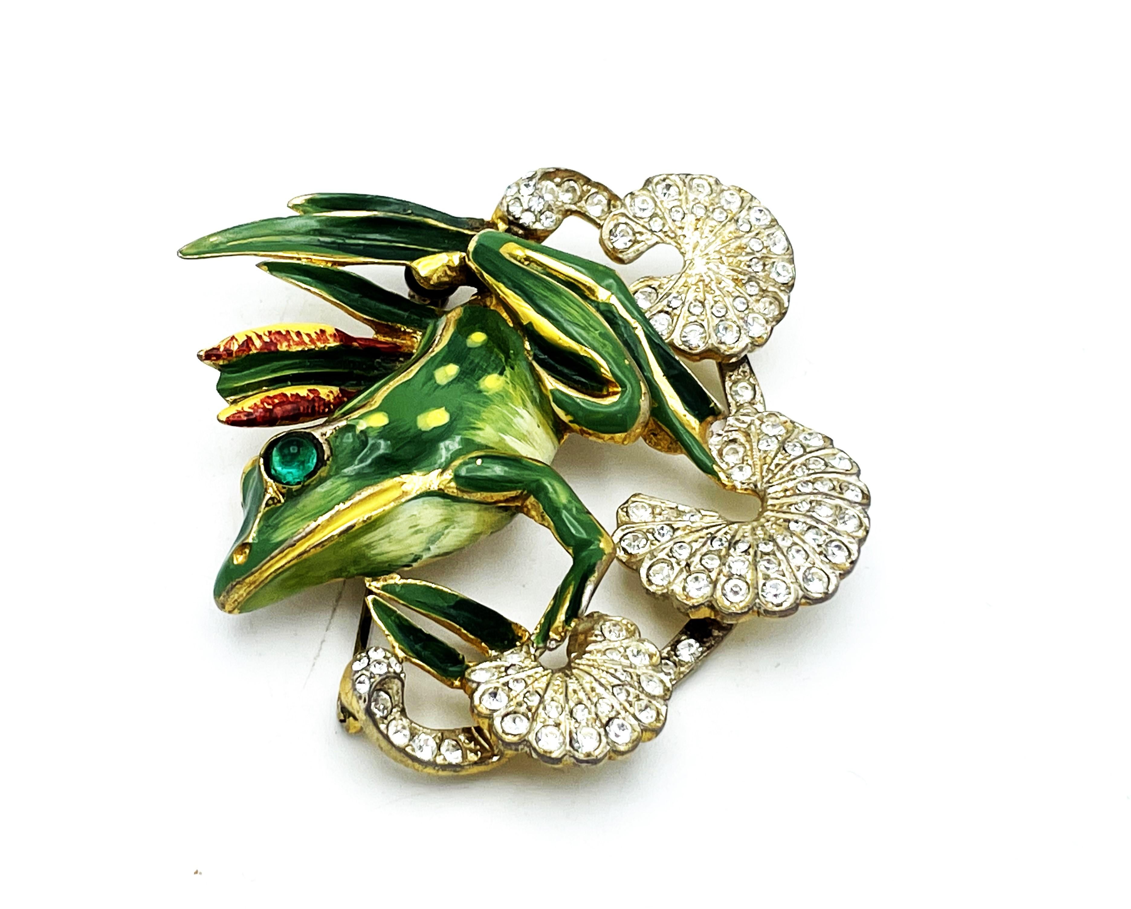 Brooch CORO CRAFT STERLING GOLD PAVE AND ENAMEL FROG ON THREE LILIY PADS SITTING

Measurement:  Width 6 cm x Height 5,5 cm 
Features:
- Such a great frog brooch sitting on three Lilys.
- Signed on the back with 'CORO CRAFT STERLING'
- Date 1940/42