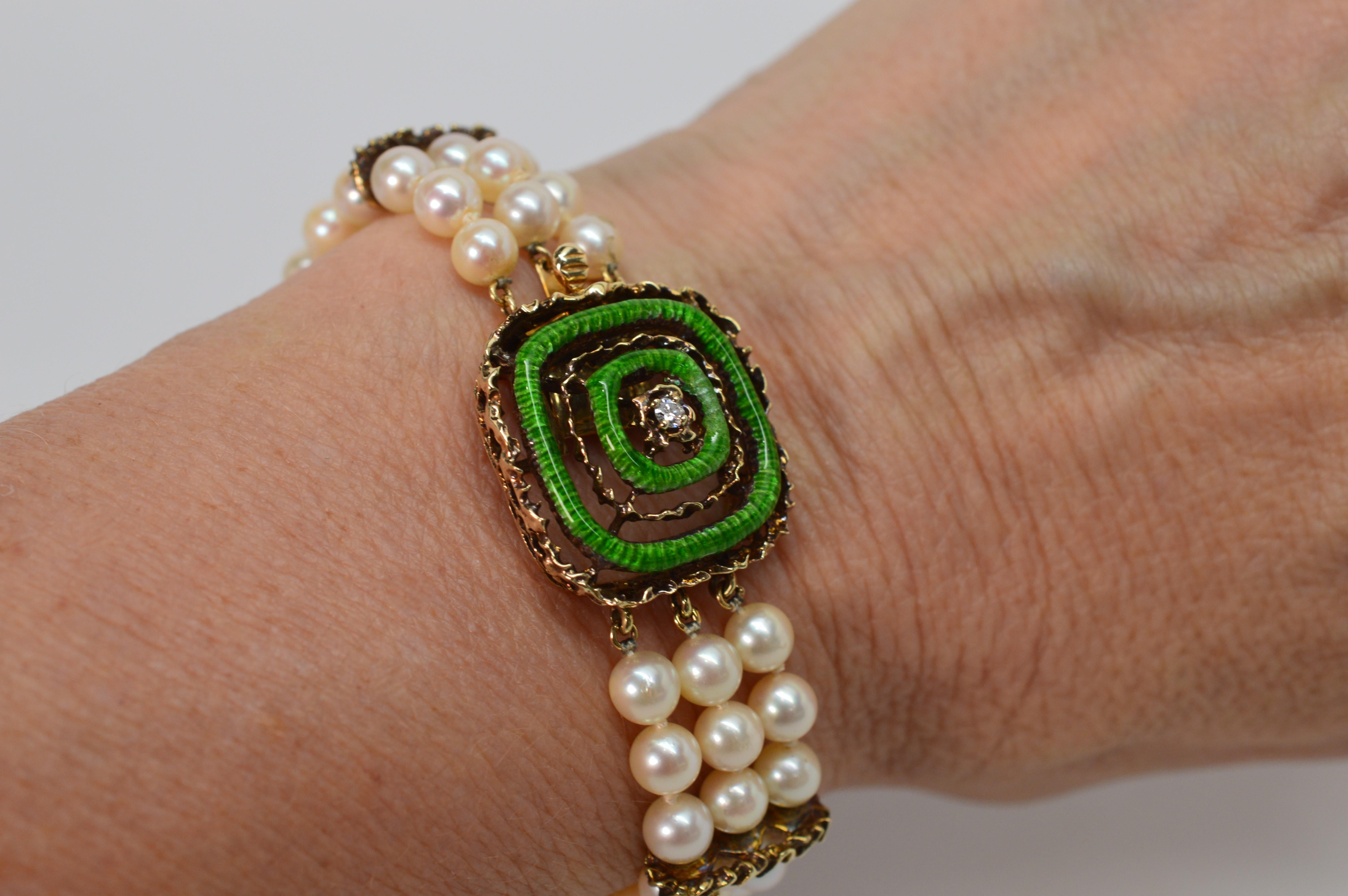 Bracciale di perle con charm in oro e smalto e accenti di diamanti In condizioni ottime in vendita a Mount Kisco, NY
