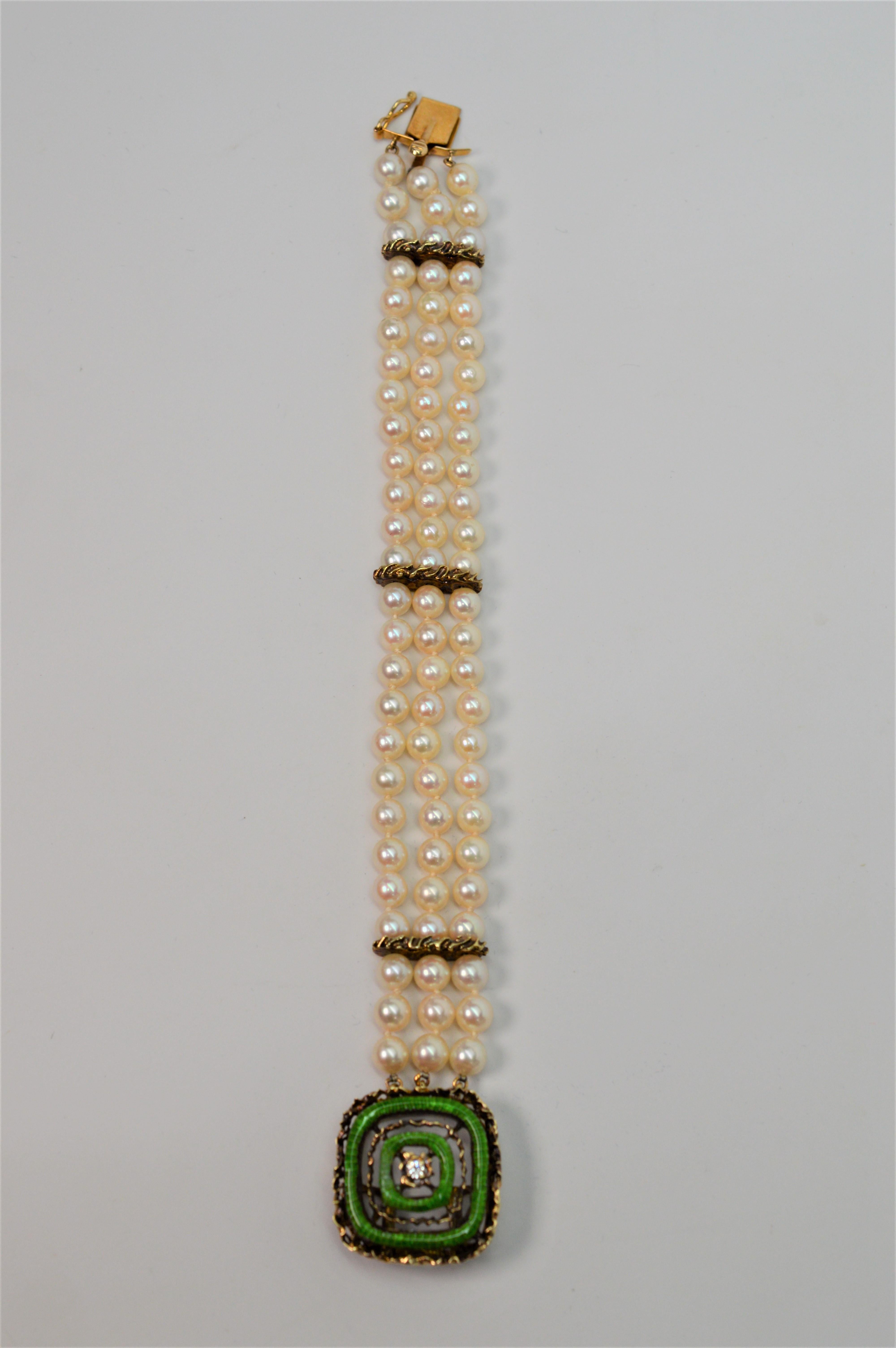 Bracciale di perle con charm in oro e smalto e accenti di diamanti in vendita 1
