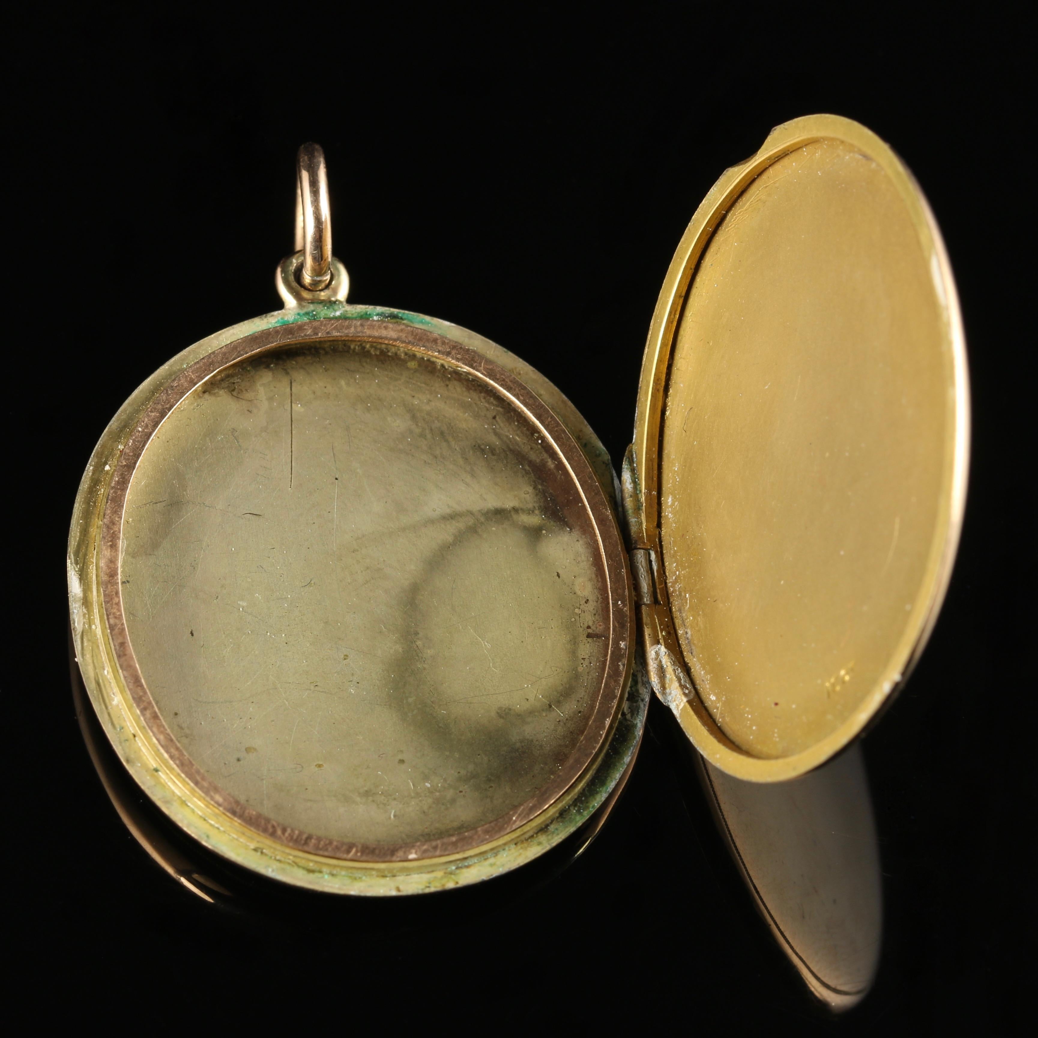 Enamel Gold Locket Collectable the Four Vices Cards Gambling Women Sport In Excellent Condition In Lancaster, Lancashire