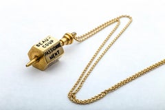 Ciondolo con trottola in oro smaltato e catena