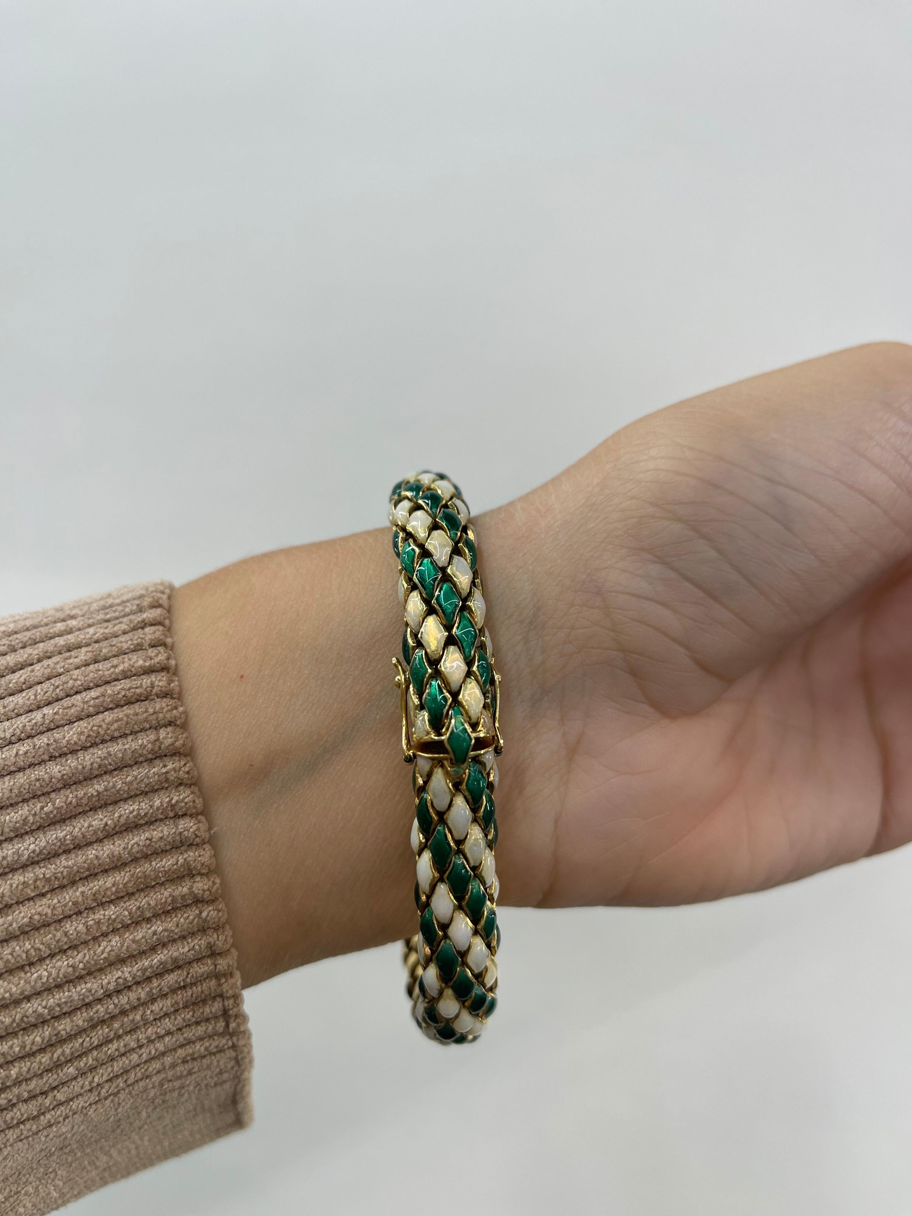 Bracelet souple en émail vert et blanc ressemblant à une peau de serpent