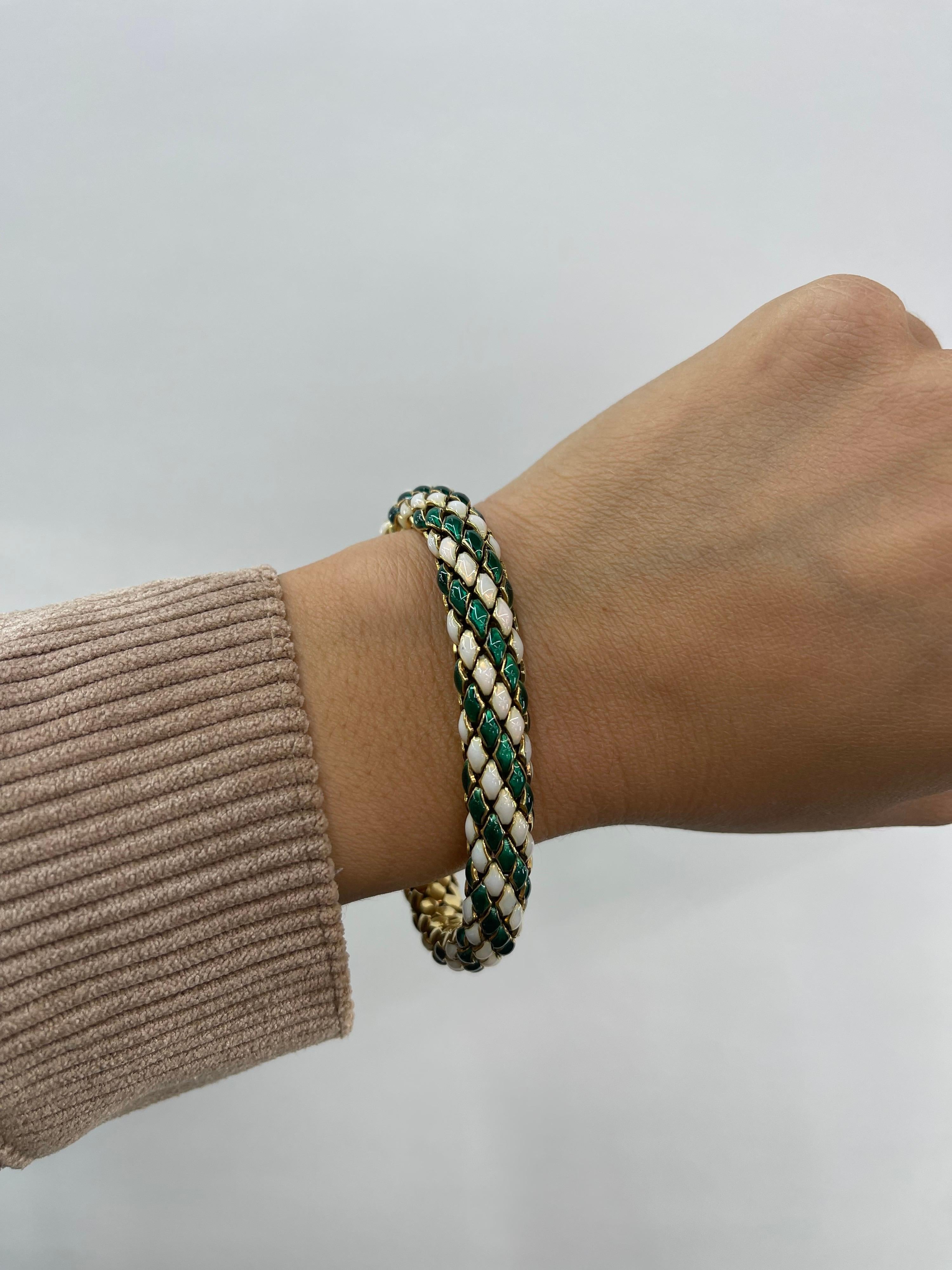Contemporain Bracelet souple en émail vert et blanc en vente