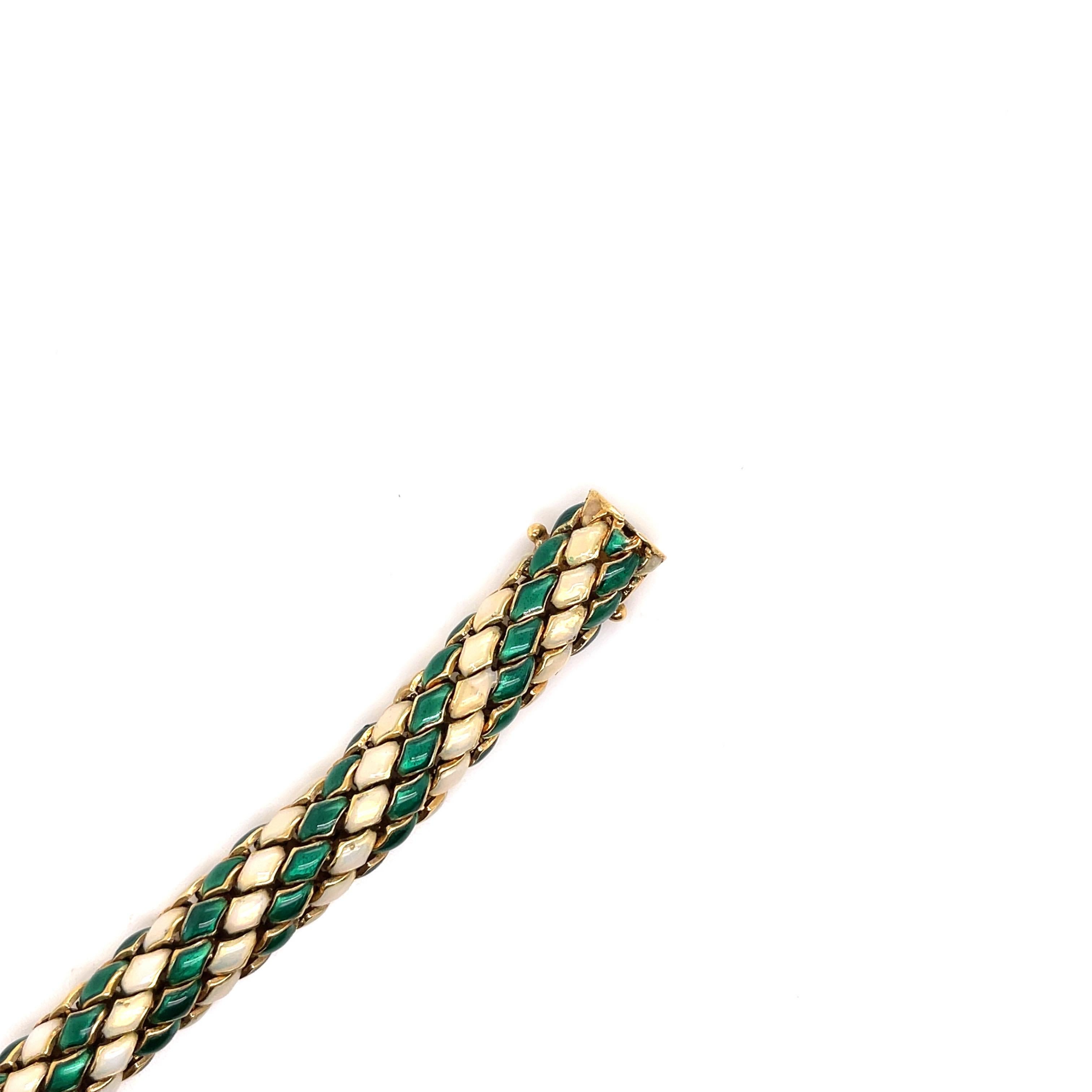 Bracelet souple en émail vert et blanc Bon état - En vente à New York, NY