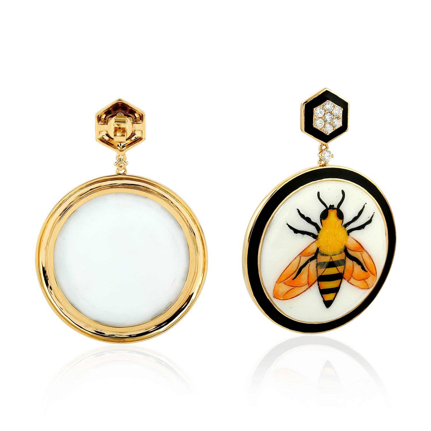 Moderne Boucles d'oreilles en forme d'abeille en or 18 carats et émail peint à la main avec diamants en vente