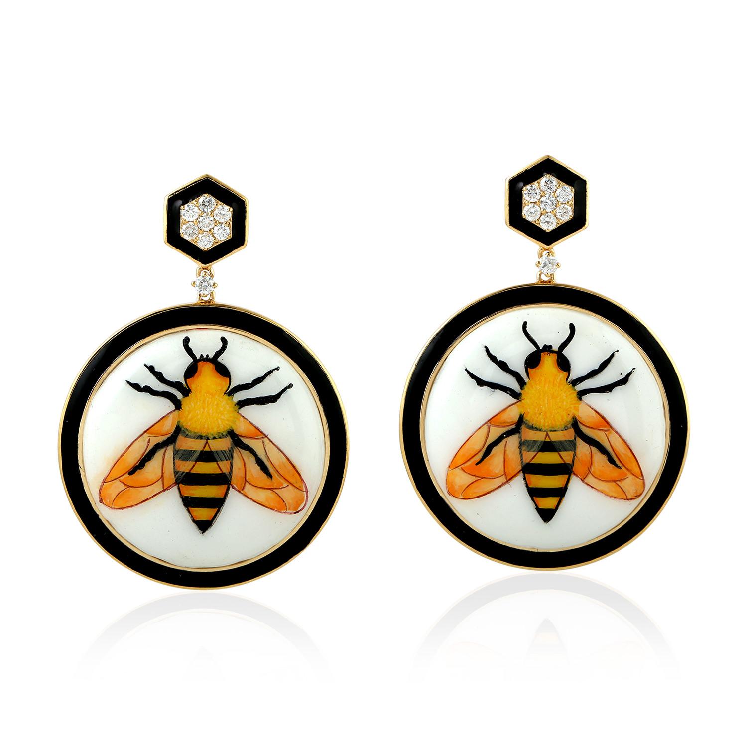 Taille ronde Boucles d'oreilles en forme d'abeille en or 18 carats et émail peint à la main avec diamants en vente