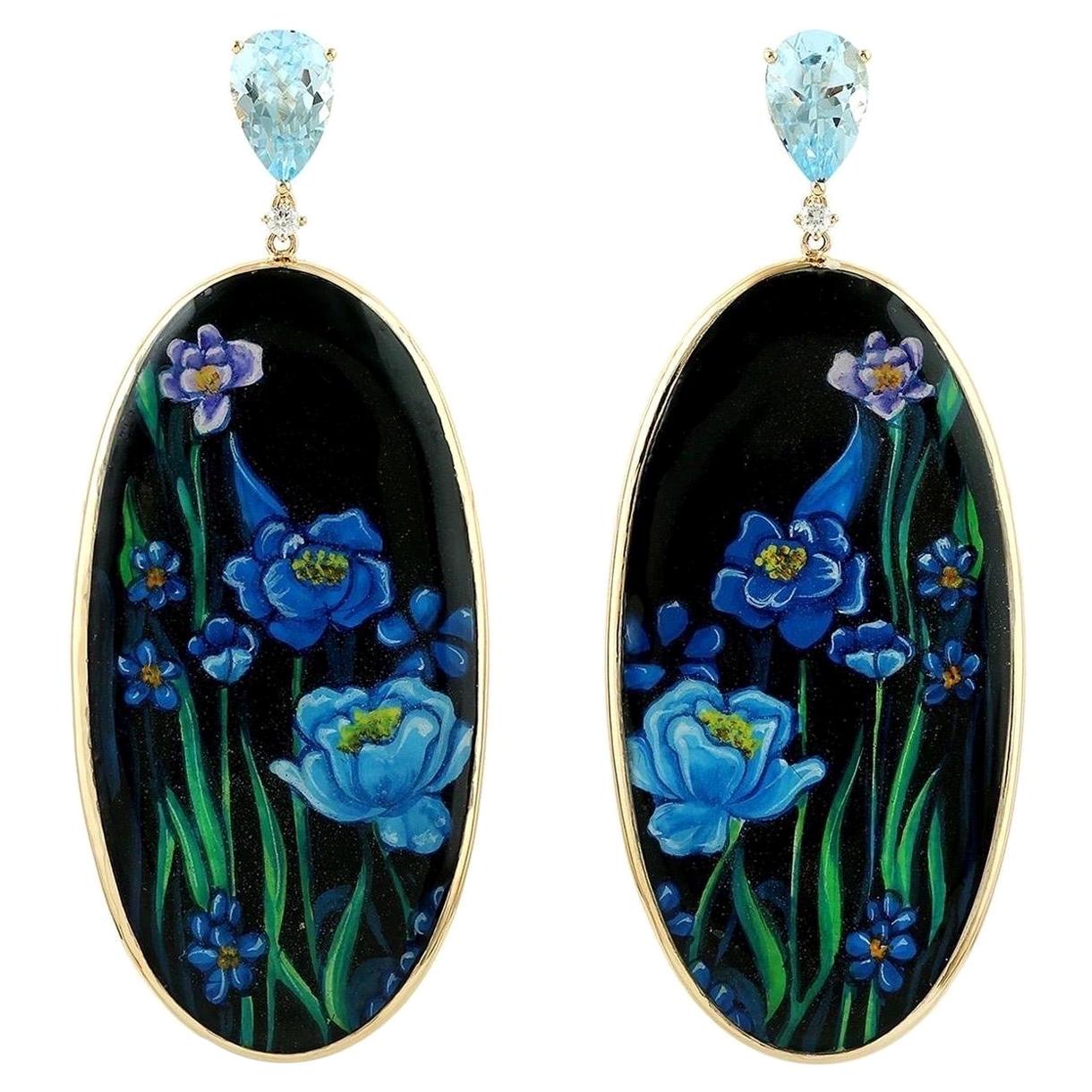 Boucles d'oreilles en or 18 carats avec fleur bleue peinte à la main en émail et diamants