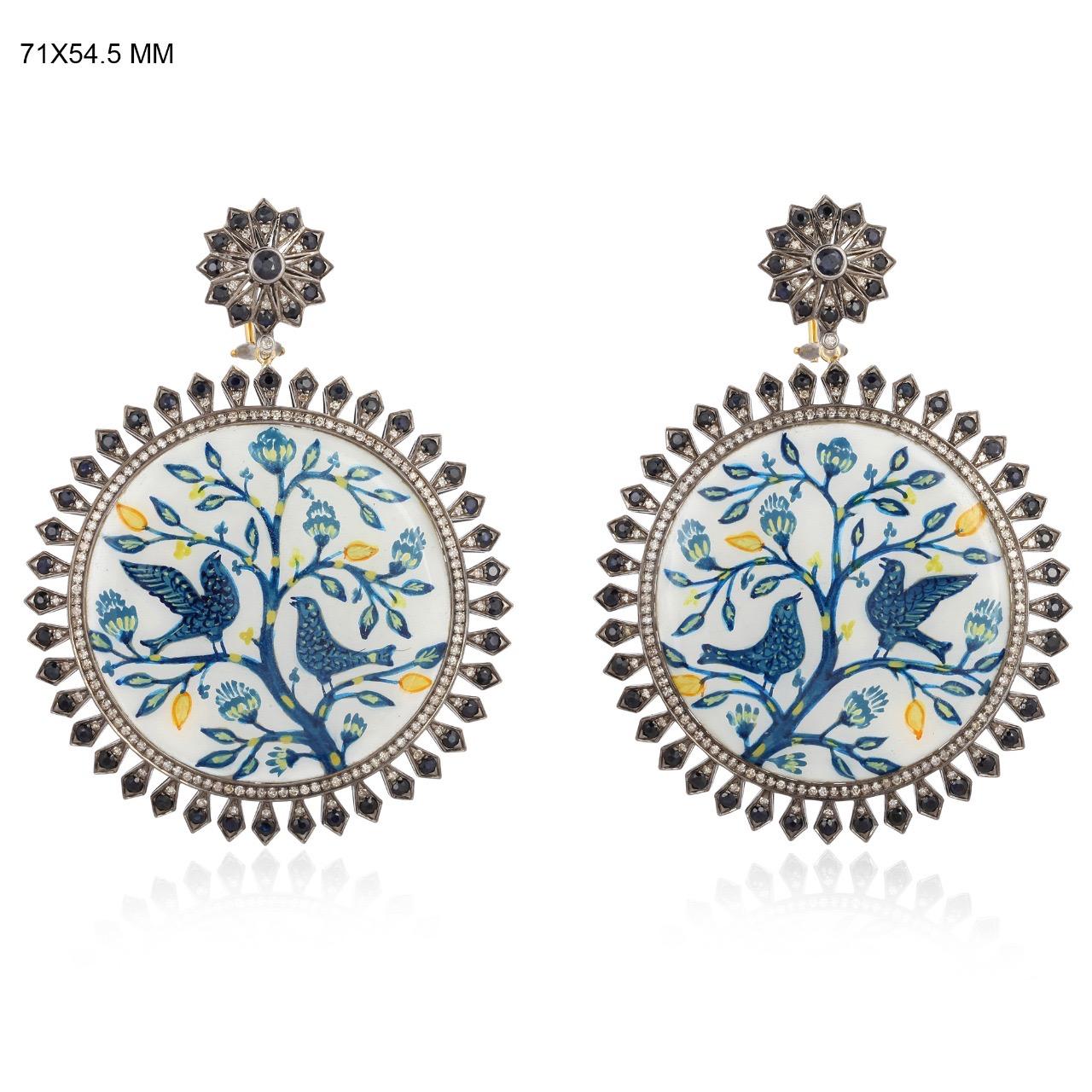 Artisan Boucles d'oreilles en émail, saphir bleu et diamant peints à la main en vente