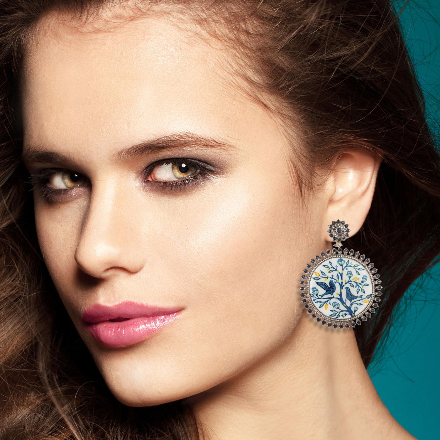 Taille ronde Boucles d'oreilles en émail, saphir bleu et diamant peints à la main en vente
