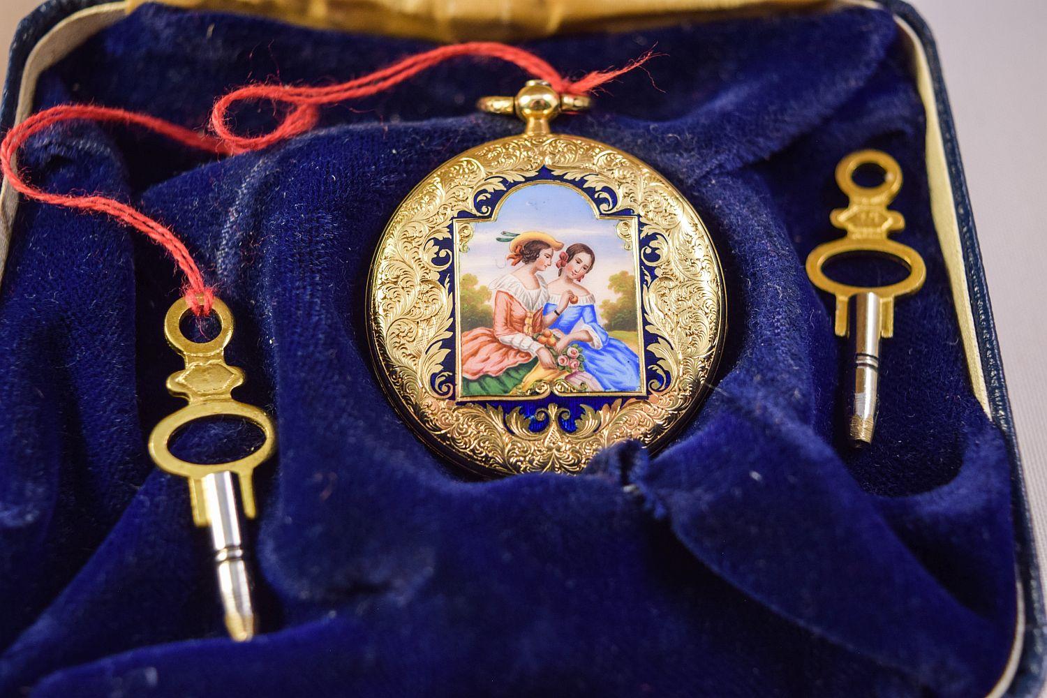 Emaille-Uhr mit Jägergehäuse 18 k attraktive Damen gemalt auf beiden Seiten in Landschaften im Angebot 13