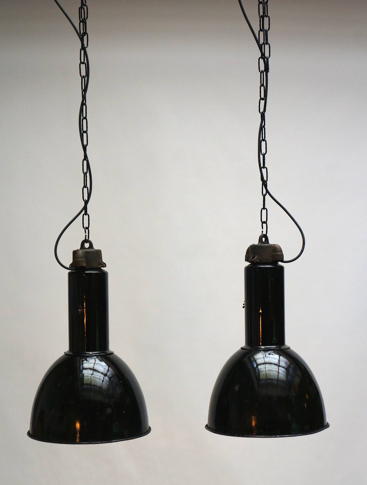 Industriel Deux lampes à suspension d'usine industrielles en émail en vente
