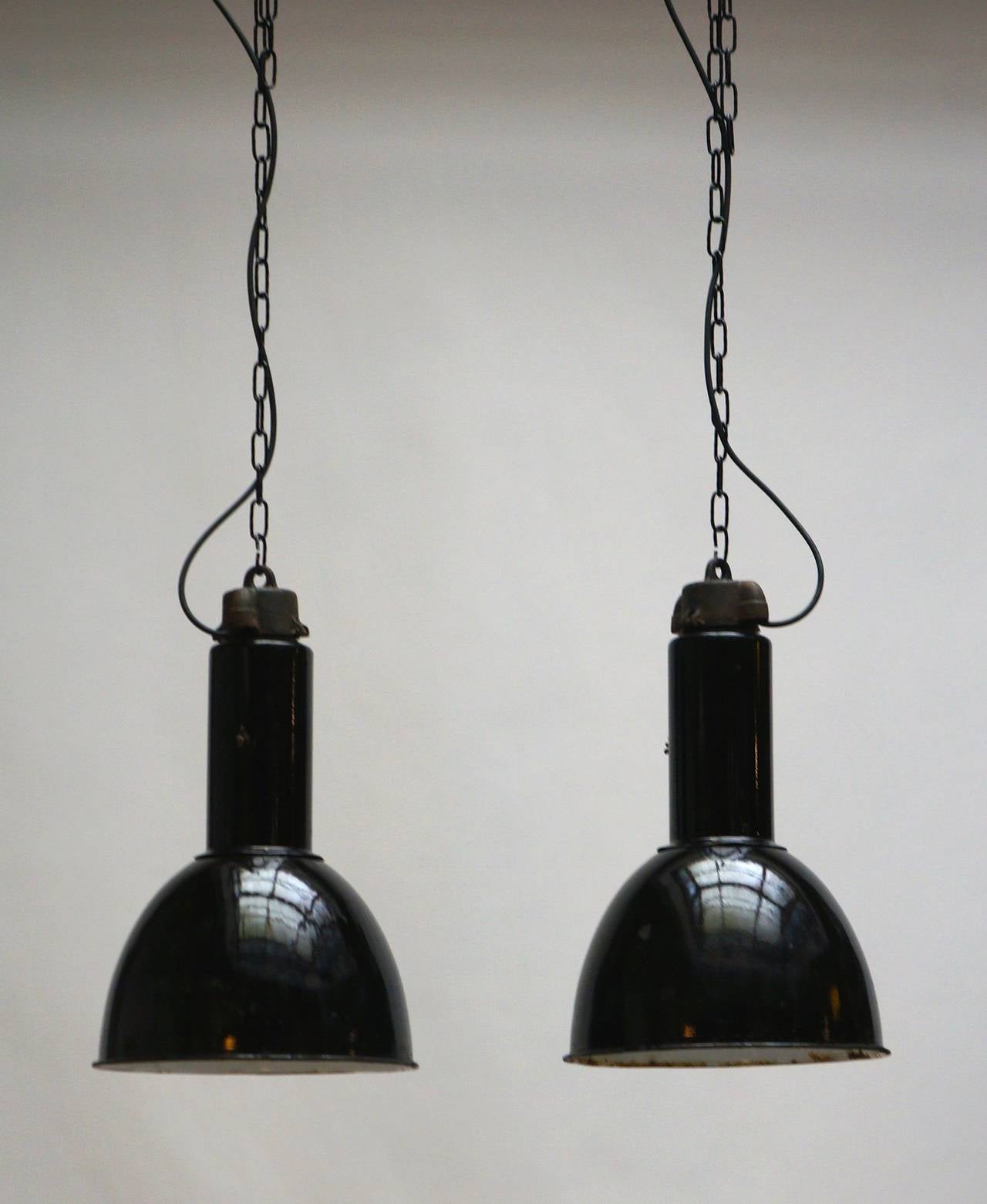 italien Deux lampes à suspension d'usine industrielles en émail en vente
