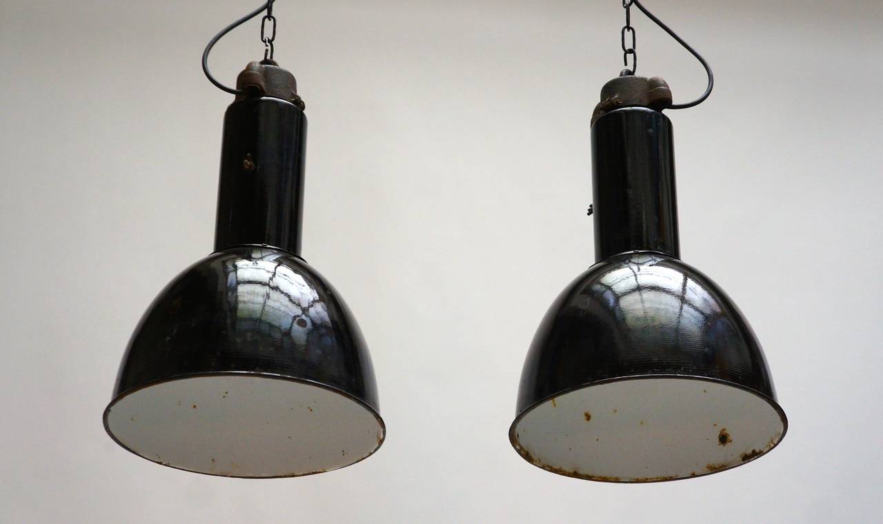 Émaillé Deux lampes à suspension d'usine industrielles en émail en vente