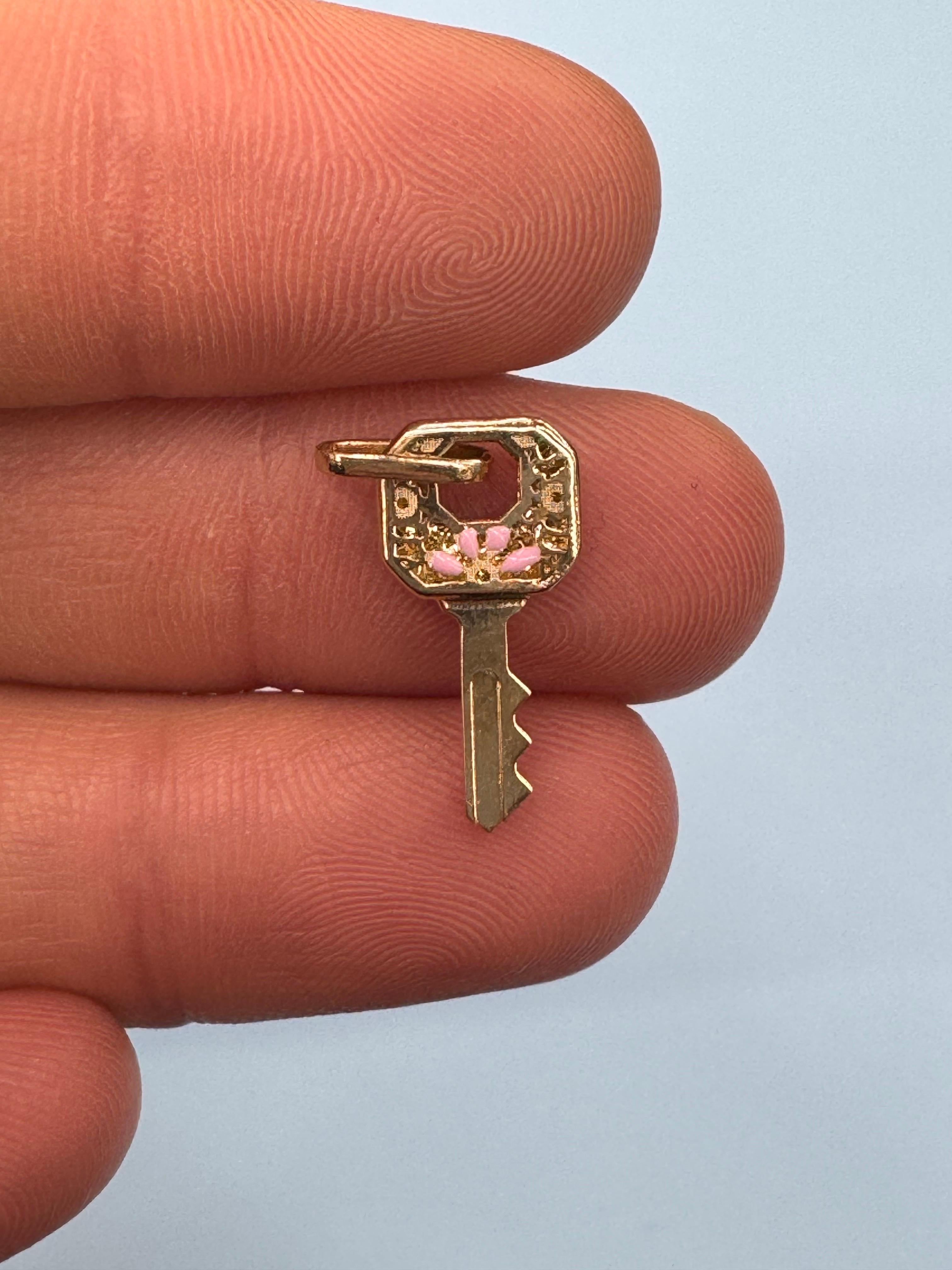Pendentif clé en or jaune 14 carats 1,4 grammes fabriqué en Italie en vente 5
