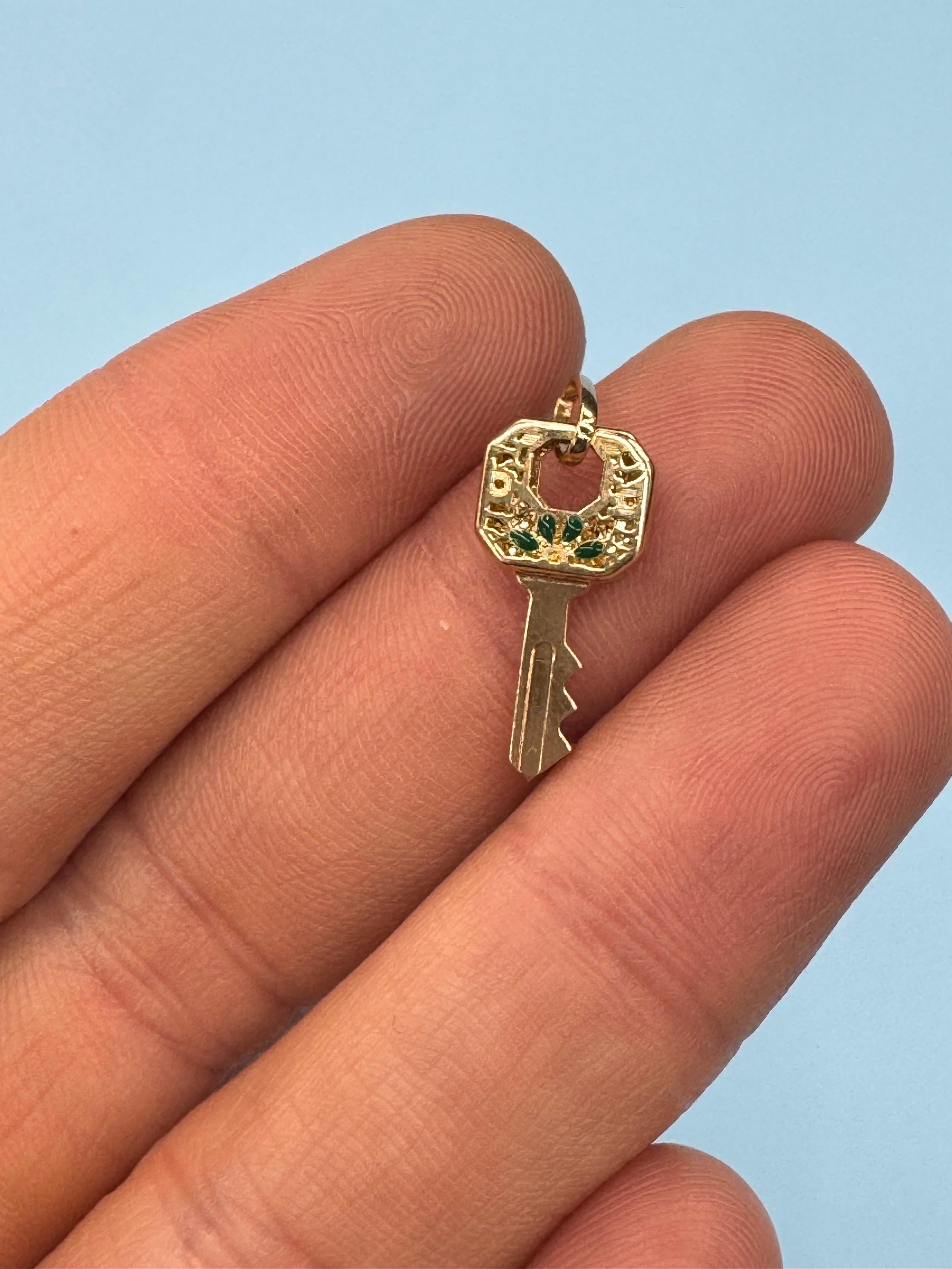 Pendentif clé en or jaune 14 carats 1,4 grammes fabriqué en Italie en vente 6